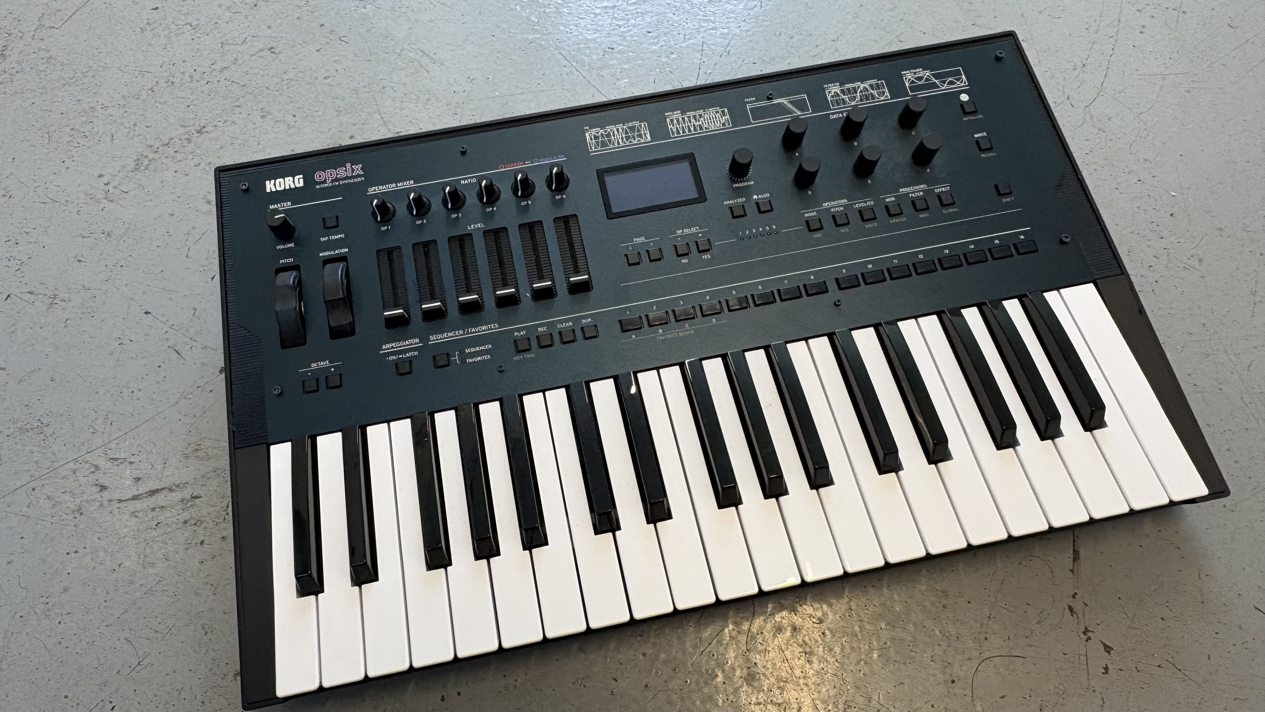  Korg opsix — Synthé FM 37 touches, très bon état, boîte d’origine