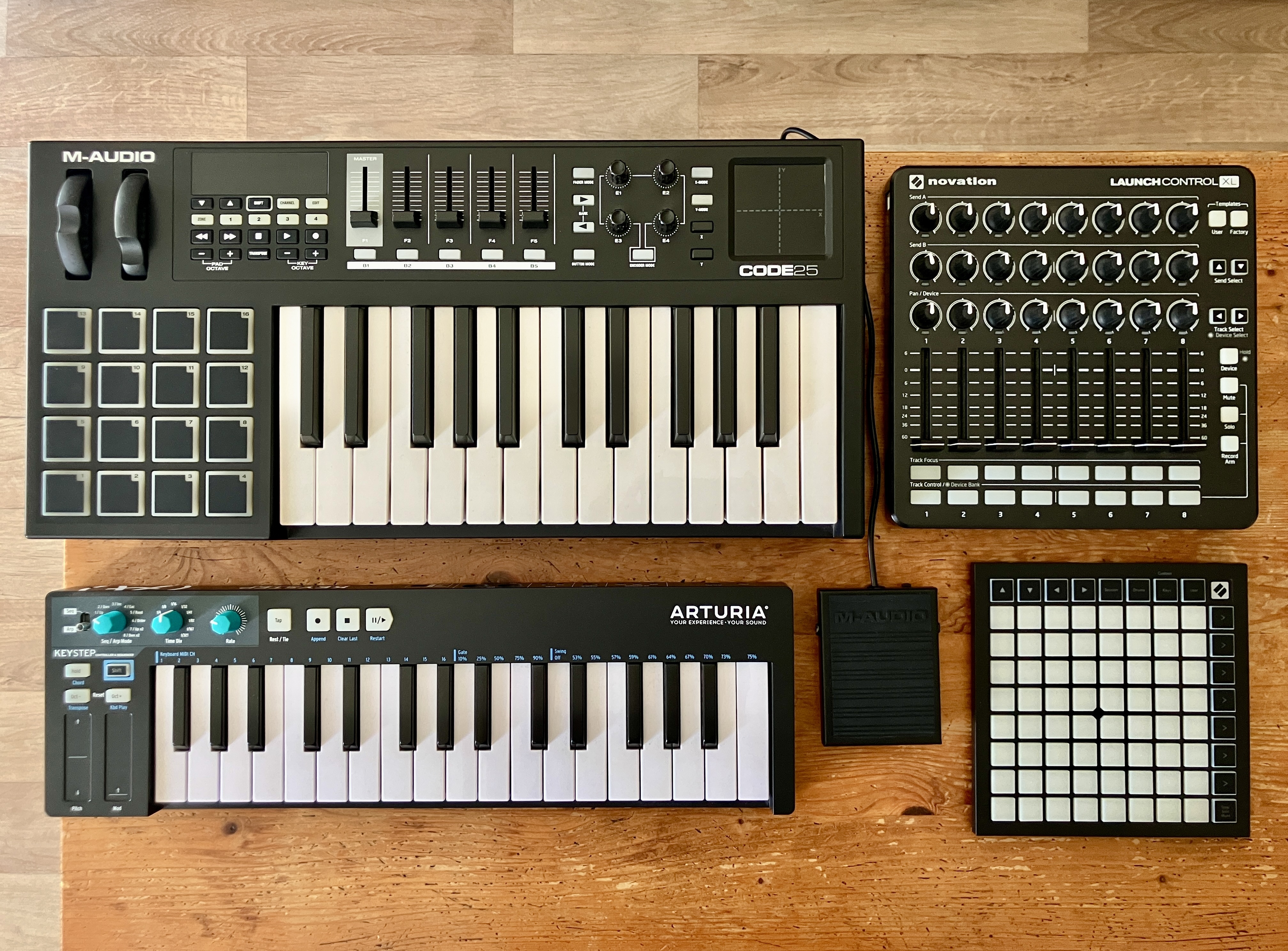 Ensemble claviers midi, pédale de sustain et surfaces de contrôle