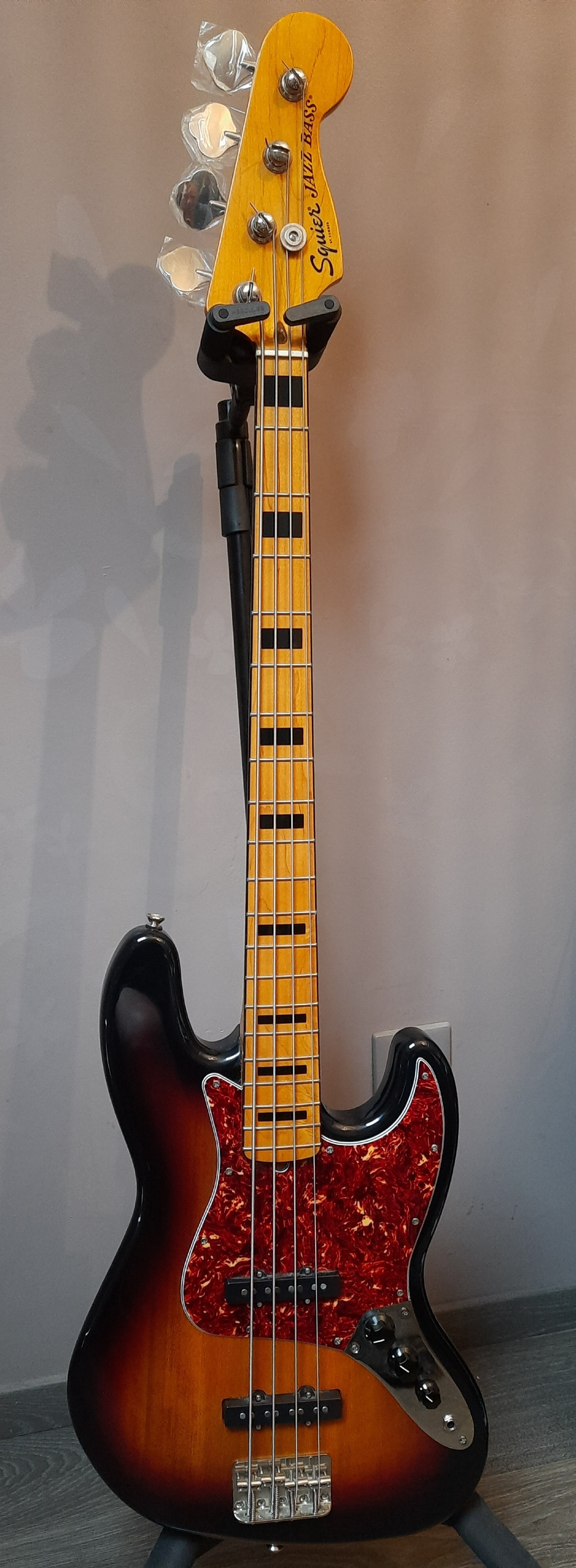 Squier Jazz Bass sunburst + housse Fender