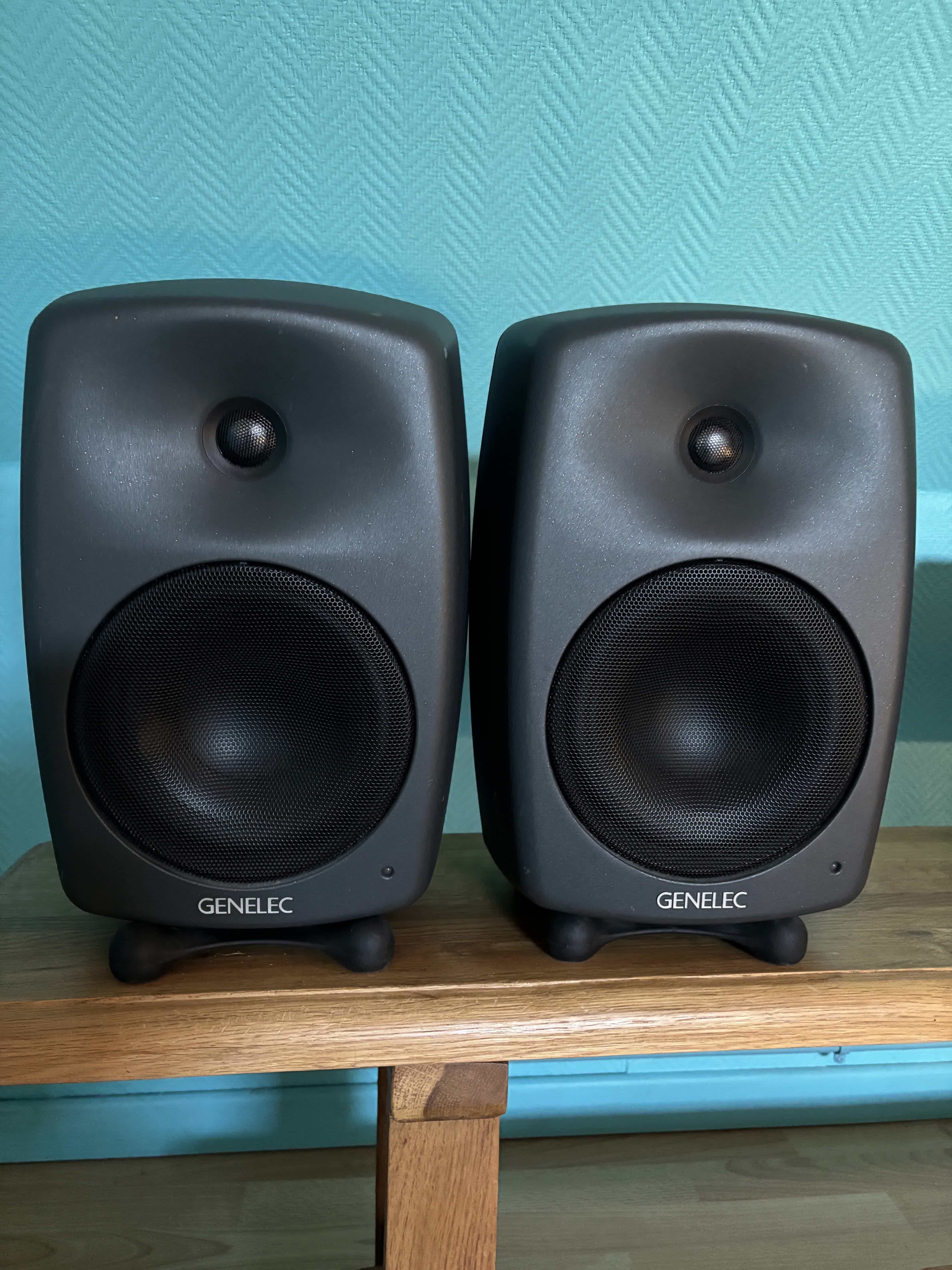 Paire d'enceintes de monitoring Genelec 8040A + Pieds & Câbles d'origine