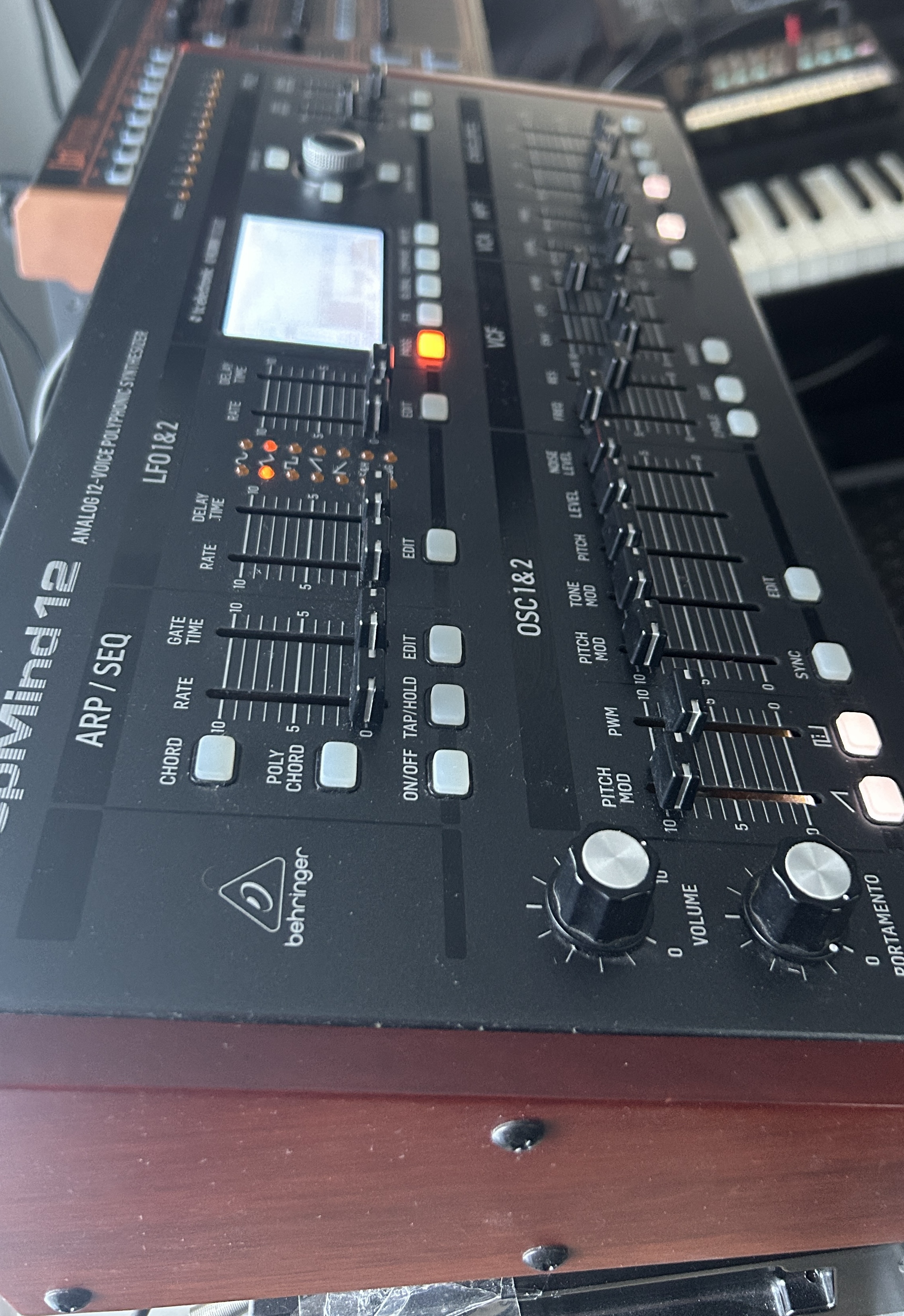 Behringer Deepmind 12 D