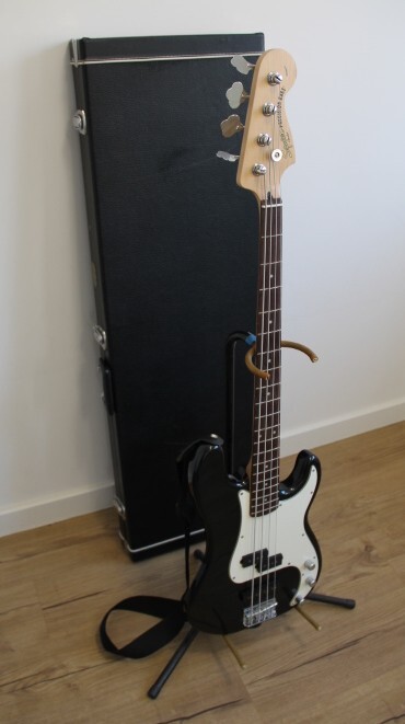 Vends SQUIER by FENDER Precision bass + étui rigide + stand + sangle
