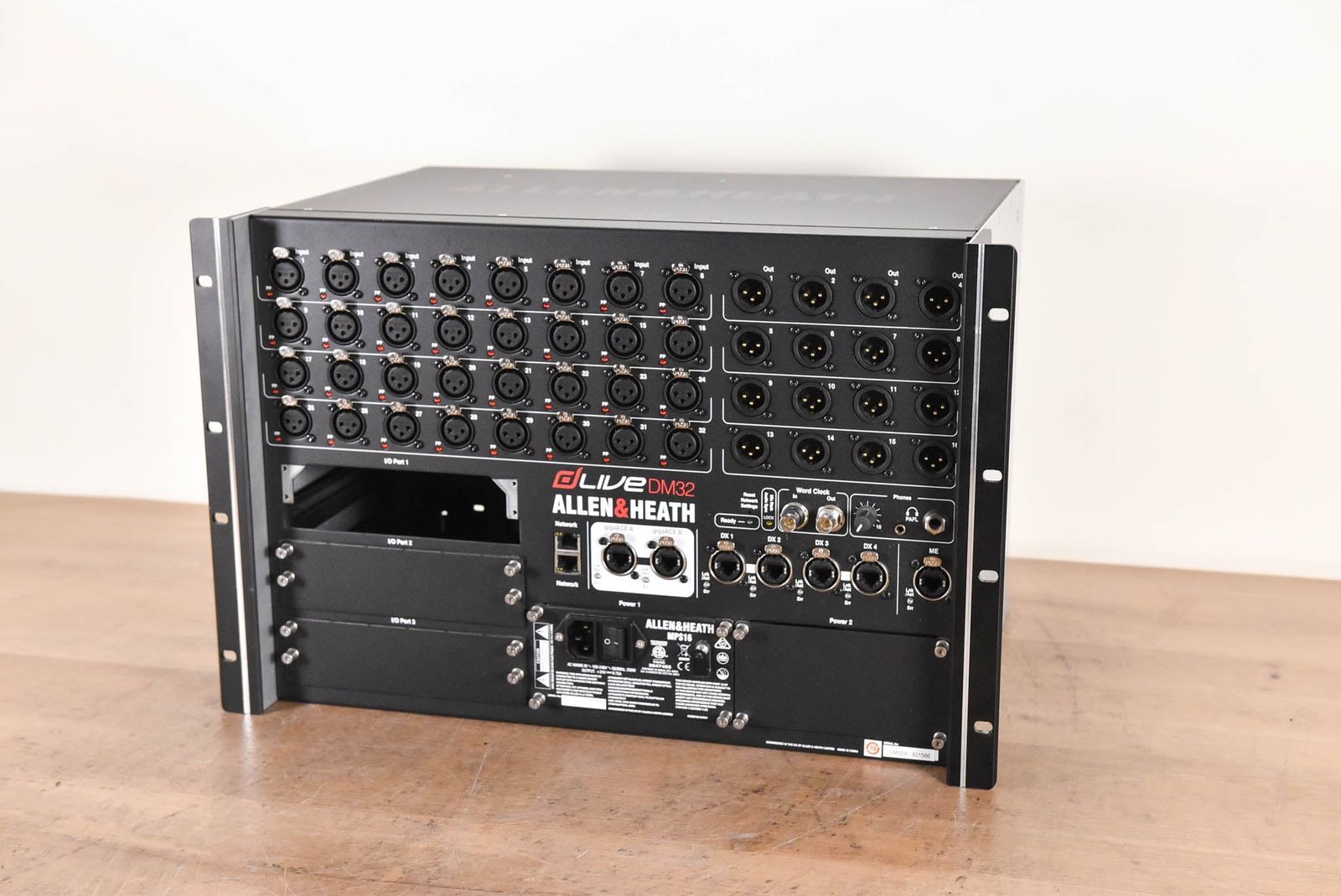 À vendre : Console de mixage numérique Allen & Heath dLive DM32.