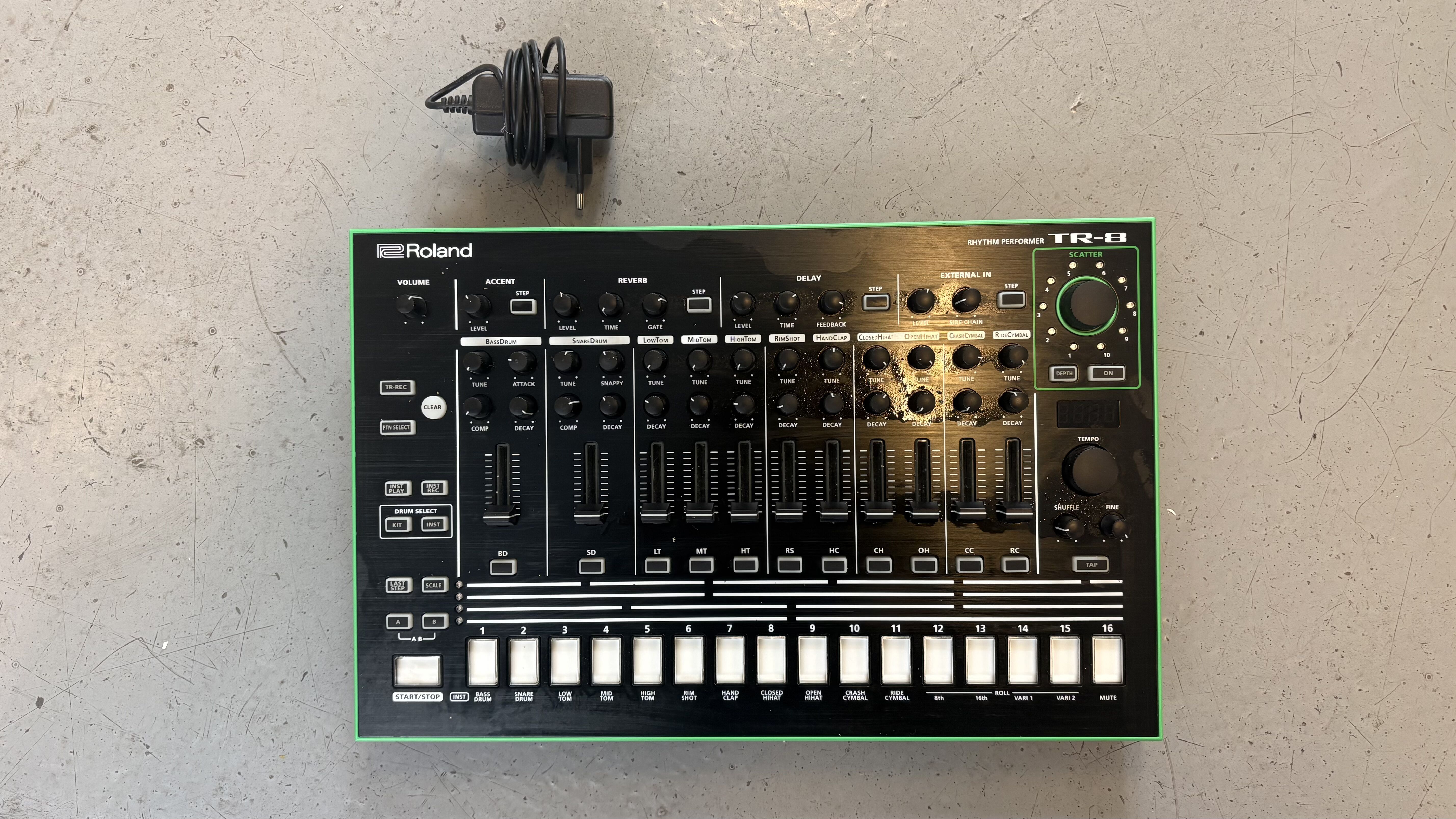 Roland TR-8 — Rhythm Performer, très bon état, alim fournie, sans boîte