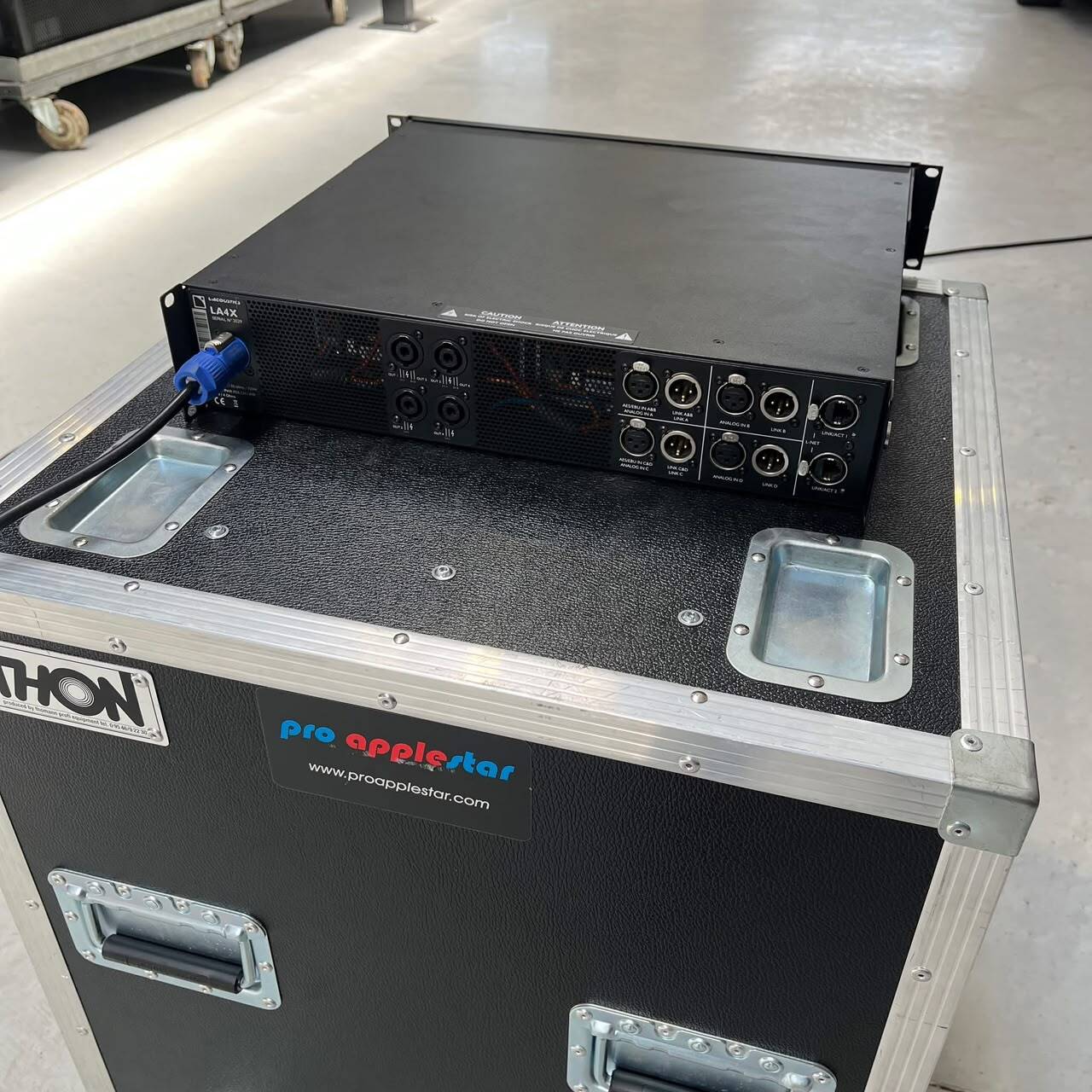 À VENDRE : CONTRÔLEUR AMPLIFIÉ L-ACOUSTICS LA4X  Matériel audio professionnel – L-Acoustics LA4X