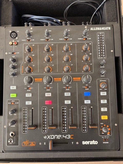 Vends Table de mixage Allen & Heath 43C + flight case Zomo dédié ; comme neufs