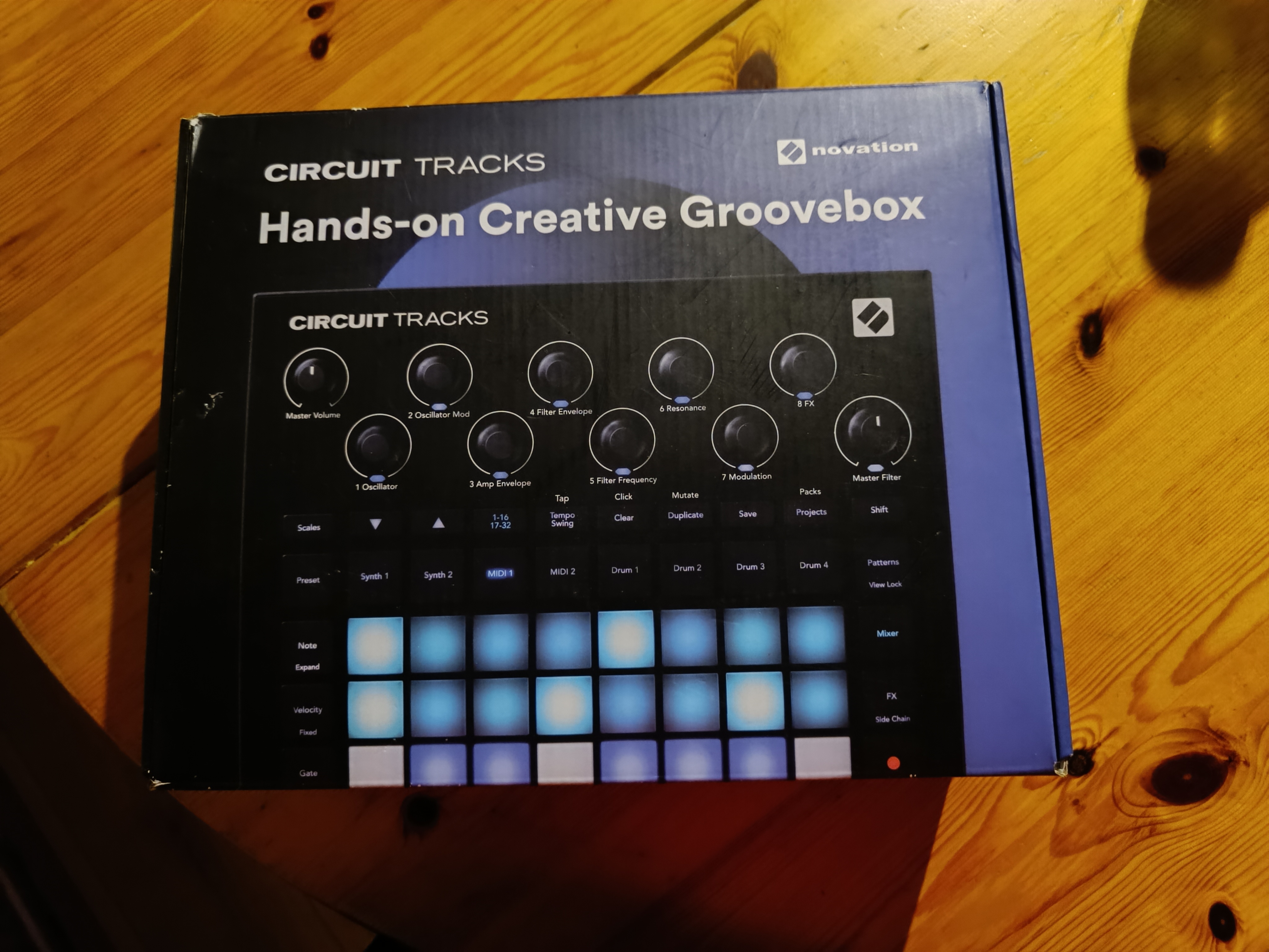 Vends novation circuit tracks+ carte sd avec samples 