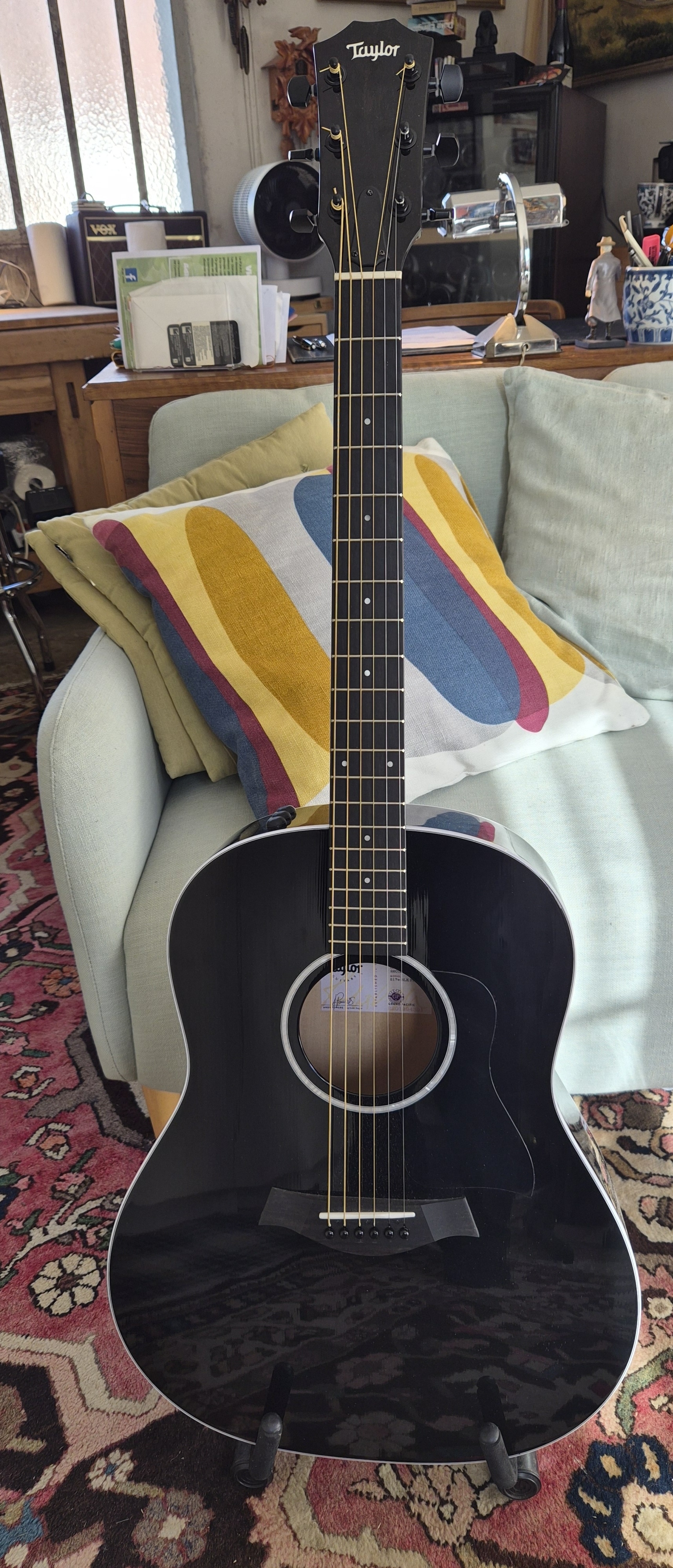 vends guitare dreadnought round shoulder TAYLOR electro acoustique état neuf