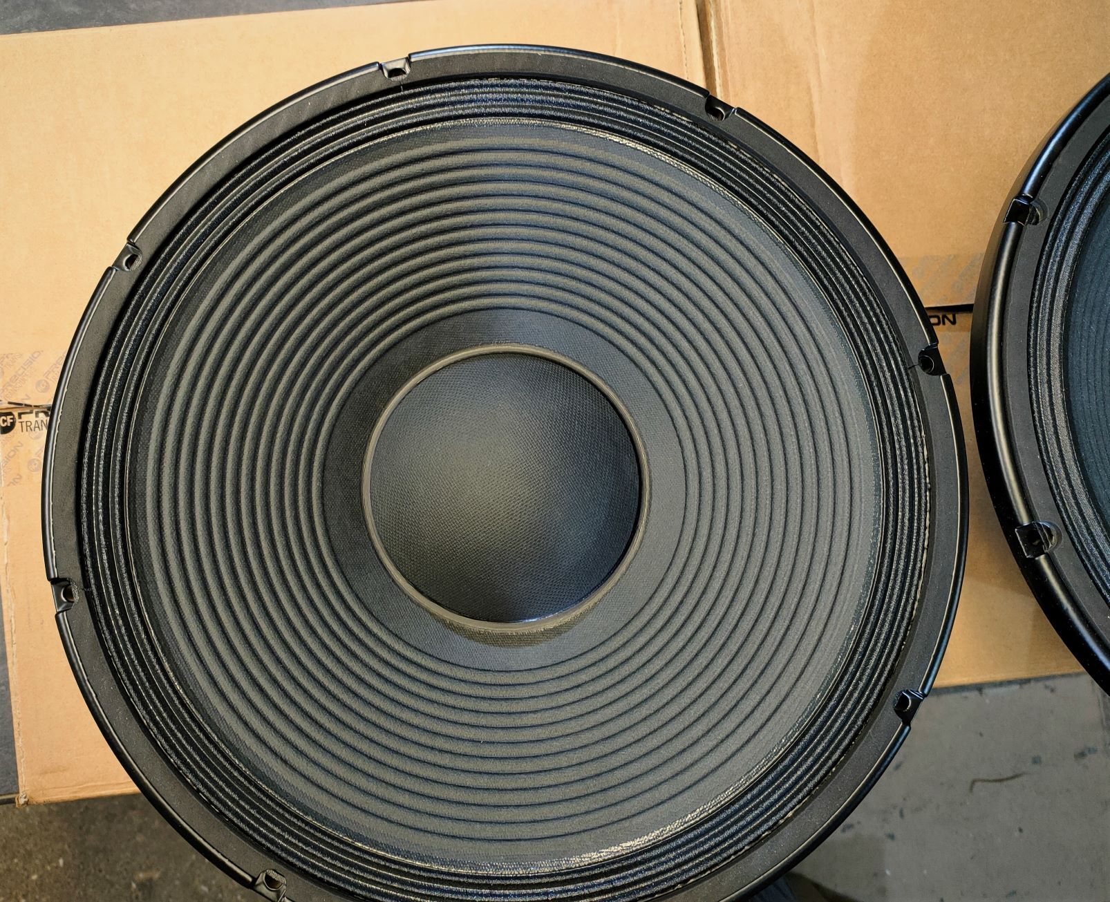 Vends deux haut-parleurs RCF LF15G401 neufs