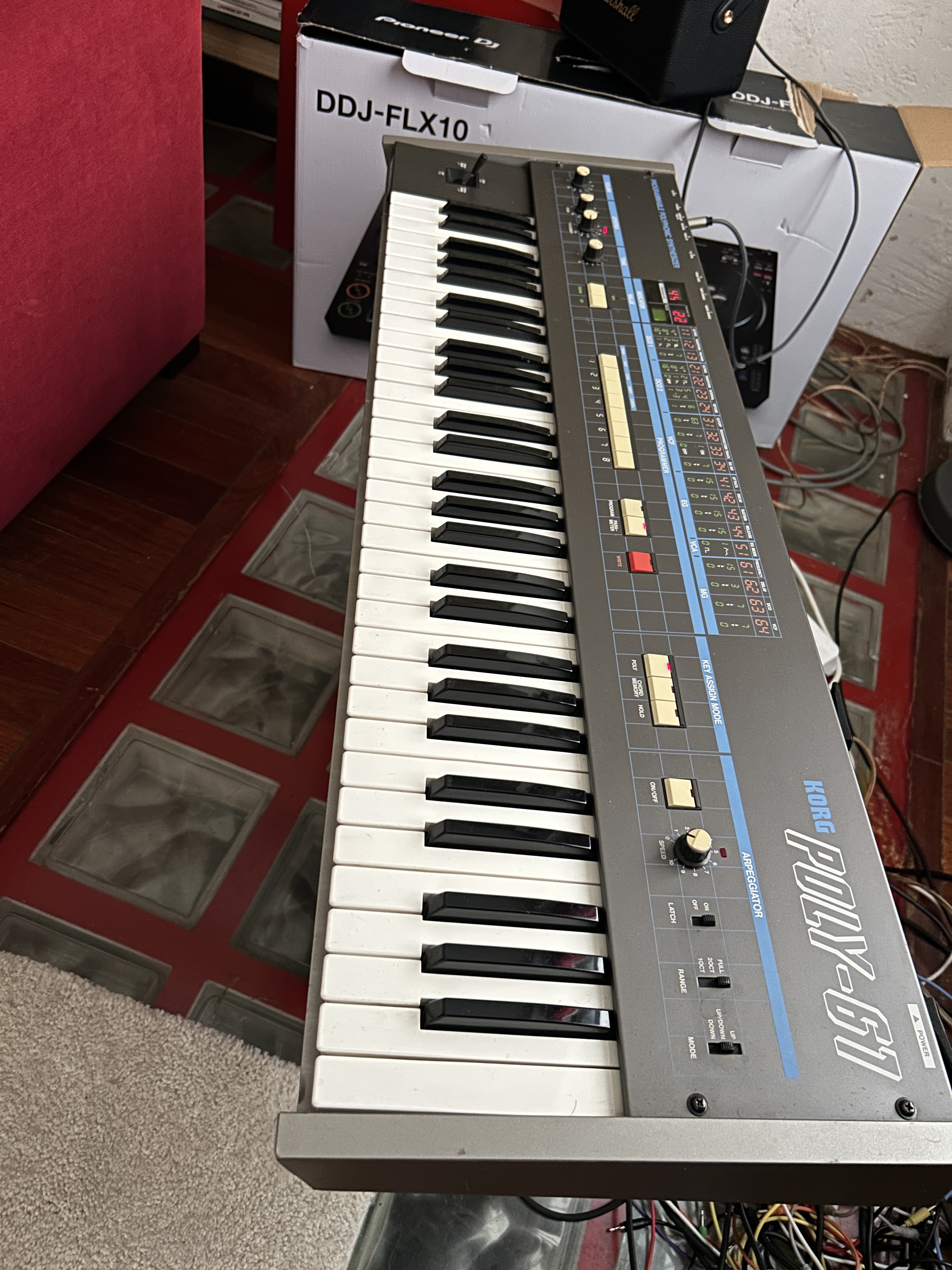 Vends Poly 61 KORG synthé Annalogiques polyphonique avec son implentation d'entree MIDI.