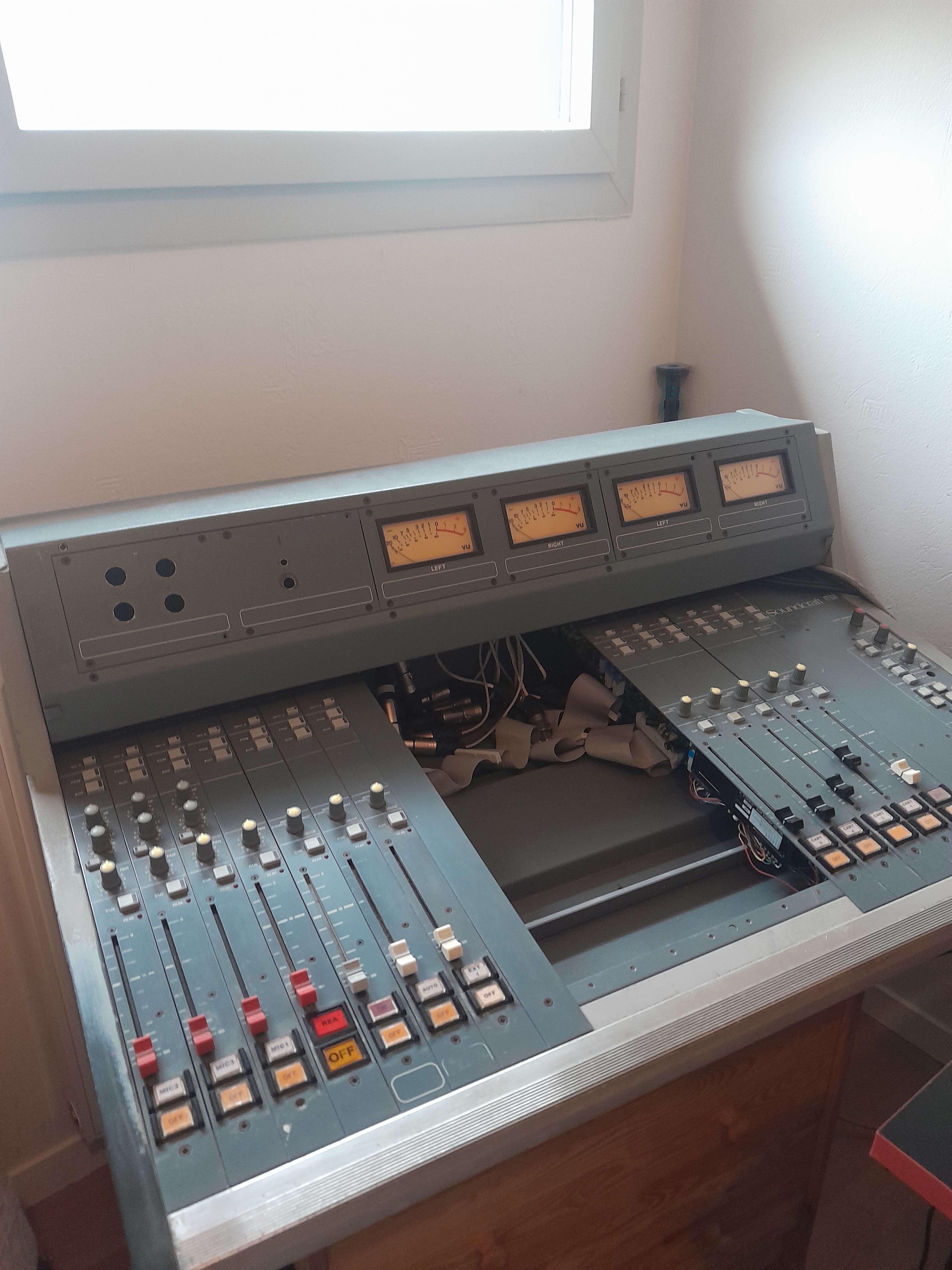 Console de mixage Soundcraft Series 10s, vintage broadcast, 4 VU-mètres + alim. d’origine