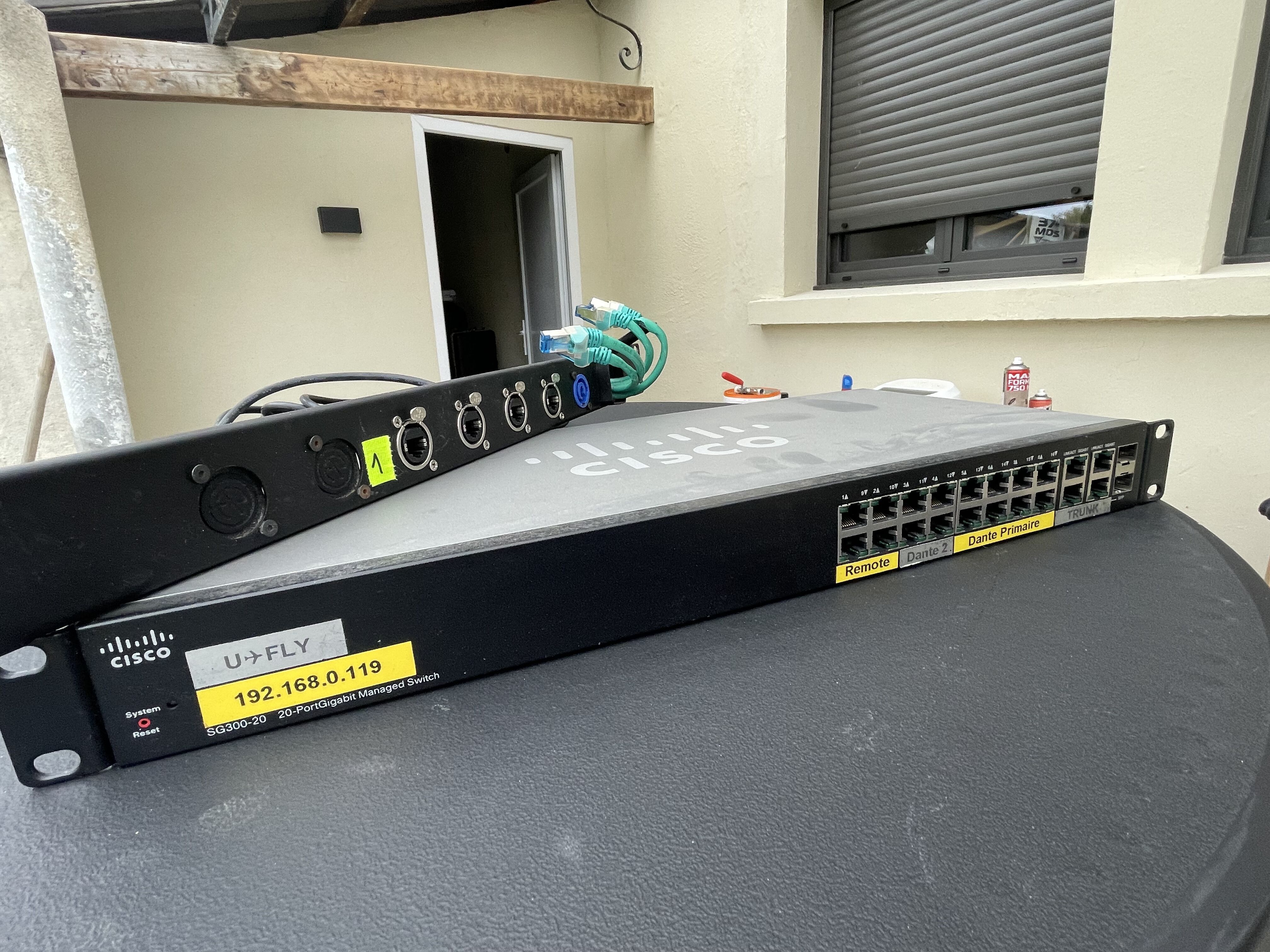 vends switch Cisco avec 3VLAN (ethernet / Dante PRI / Dante SEC)