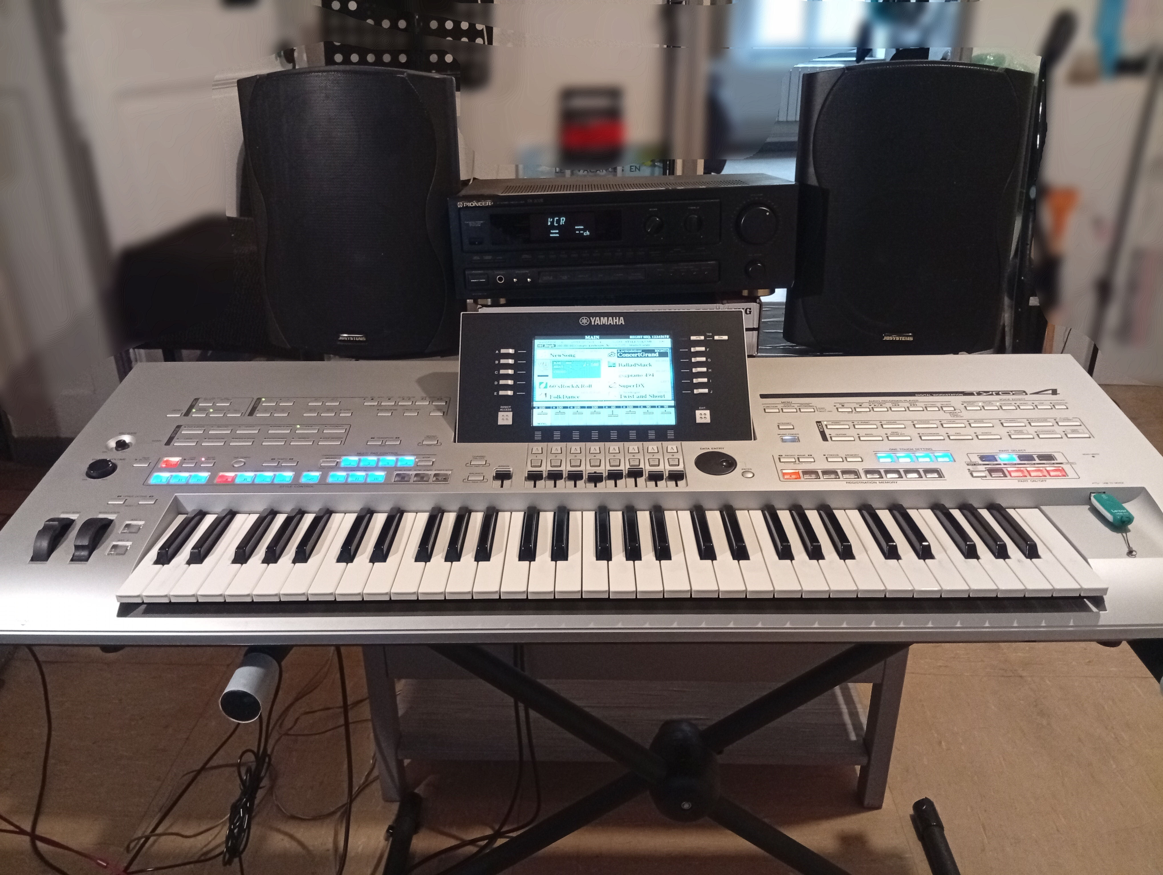 vends clavier professionnel yamaha tyros 4 , sur metz 57