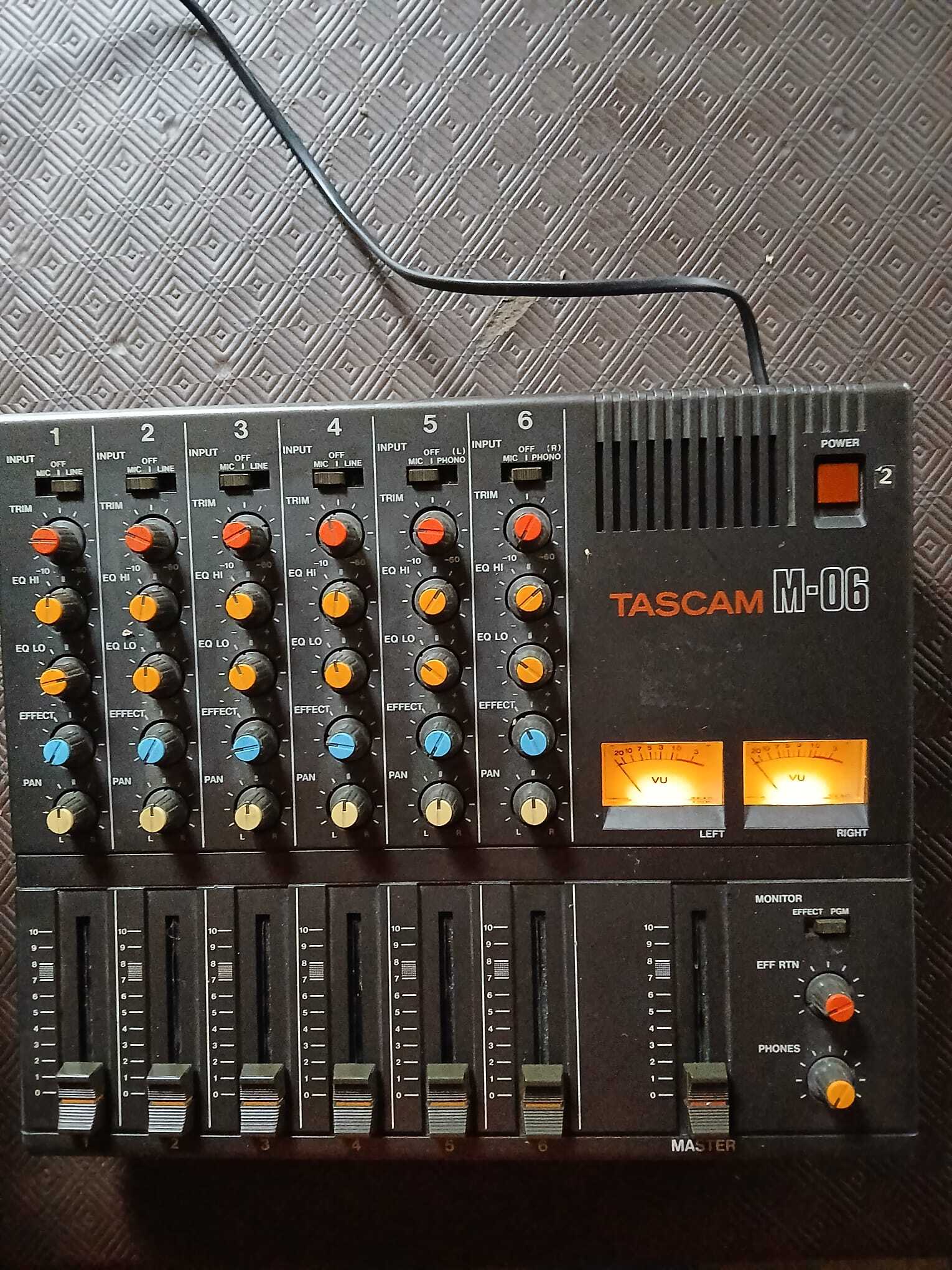 Vends table mixage Tascam M-06