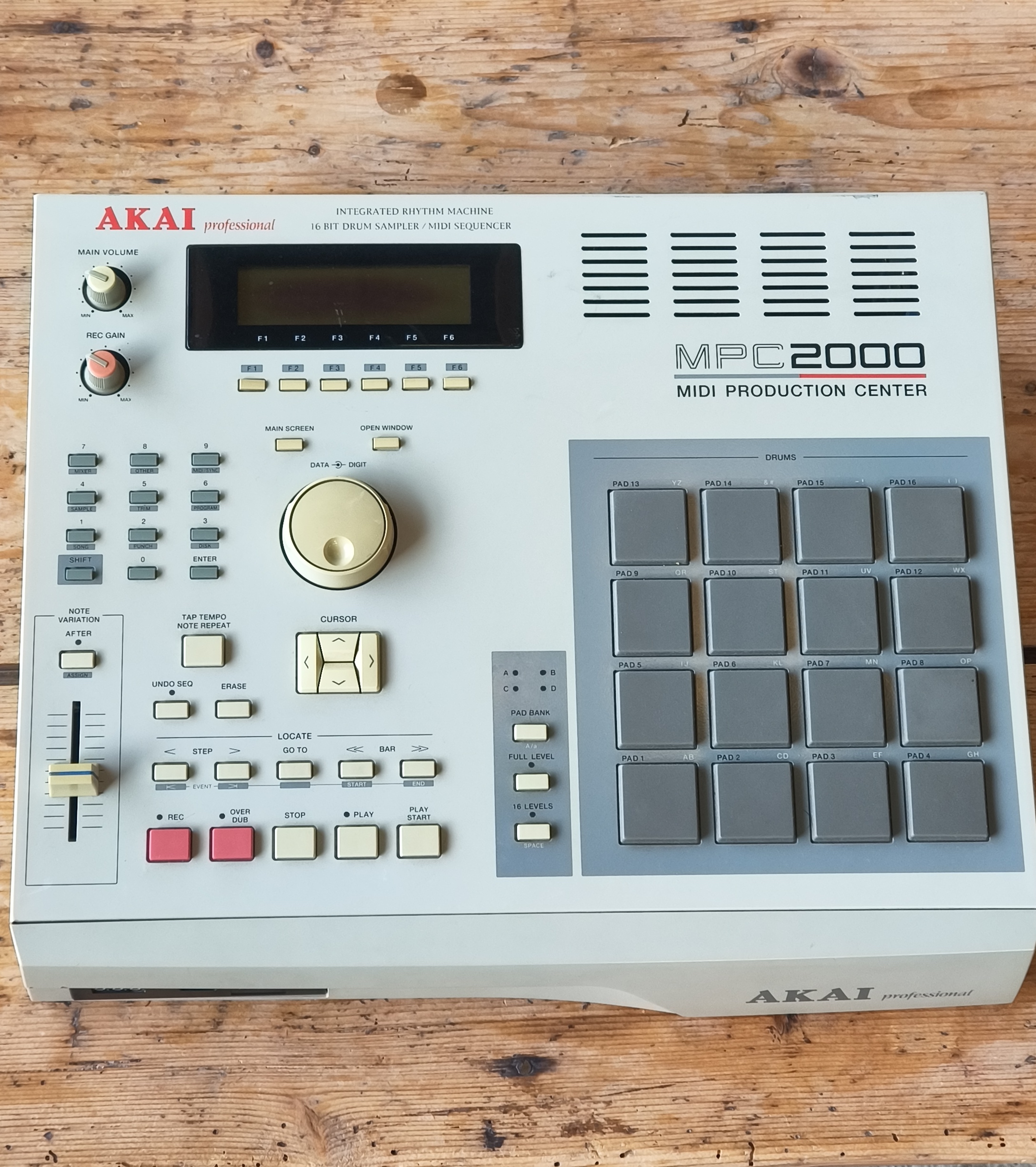Akai Professional MPC2000 (1789)