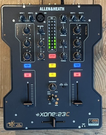 Vends table de mixage Xone:23C