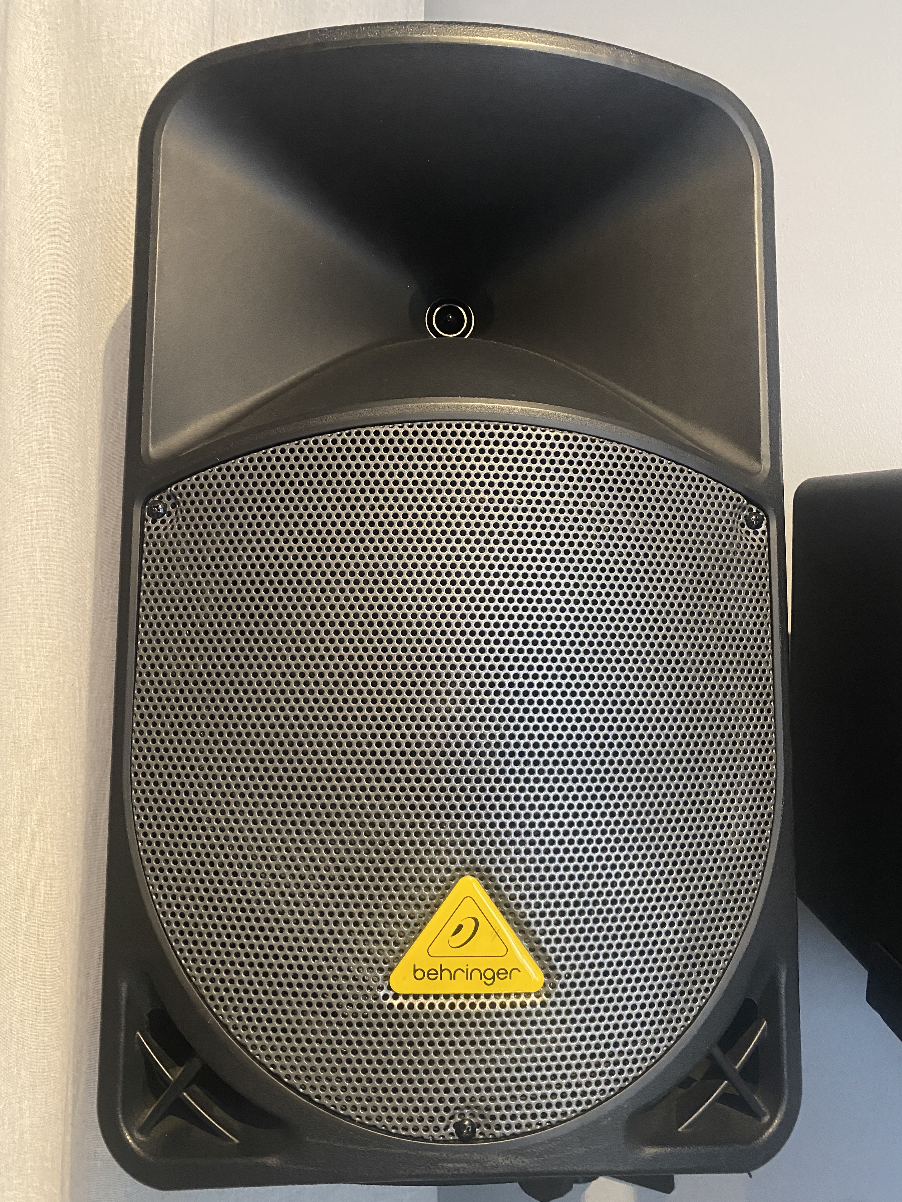 VENDS PAIRE D'ENCEINTES ACTIVES BERHINHER B112D 
