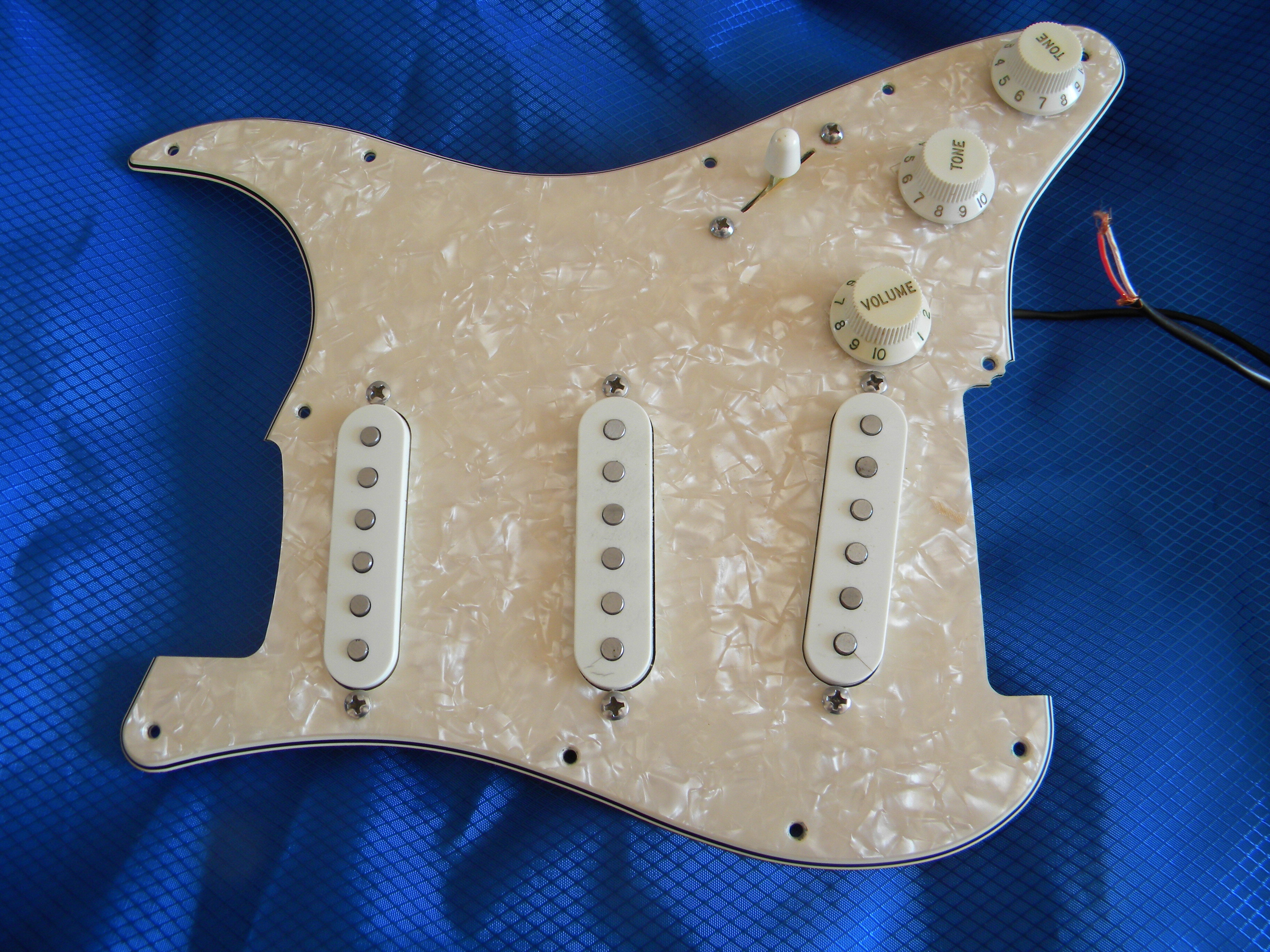 vends pickguard stratocaster  micros tornade