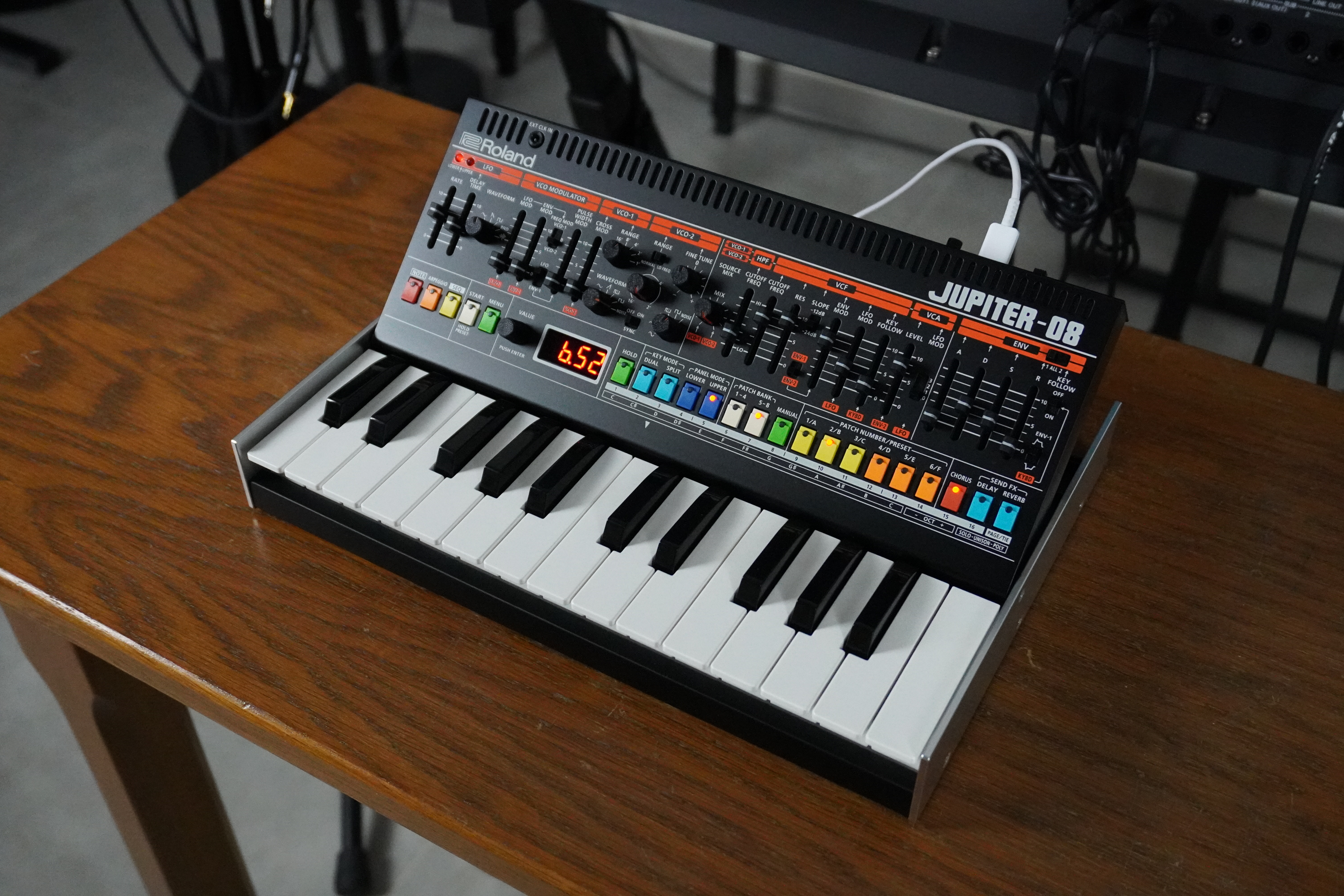 Roland Jupiter-08 - droite 1