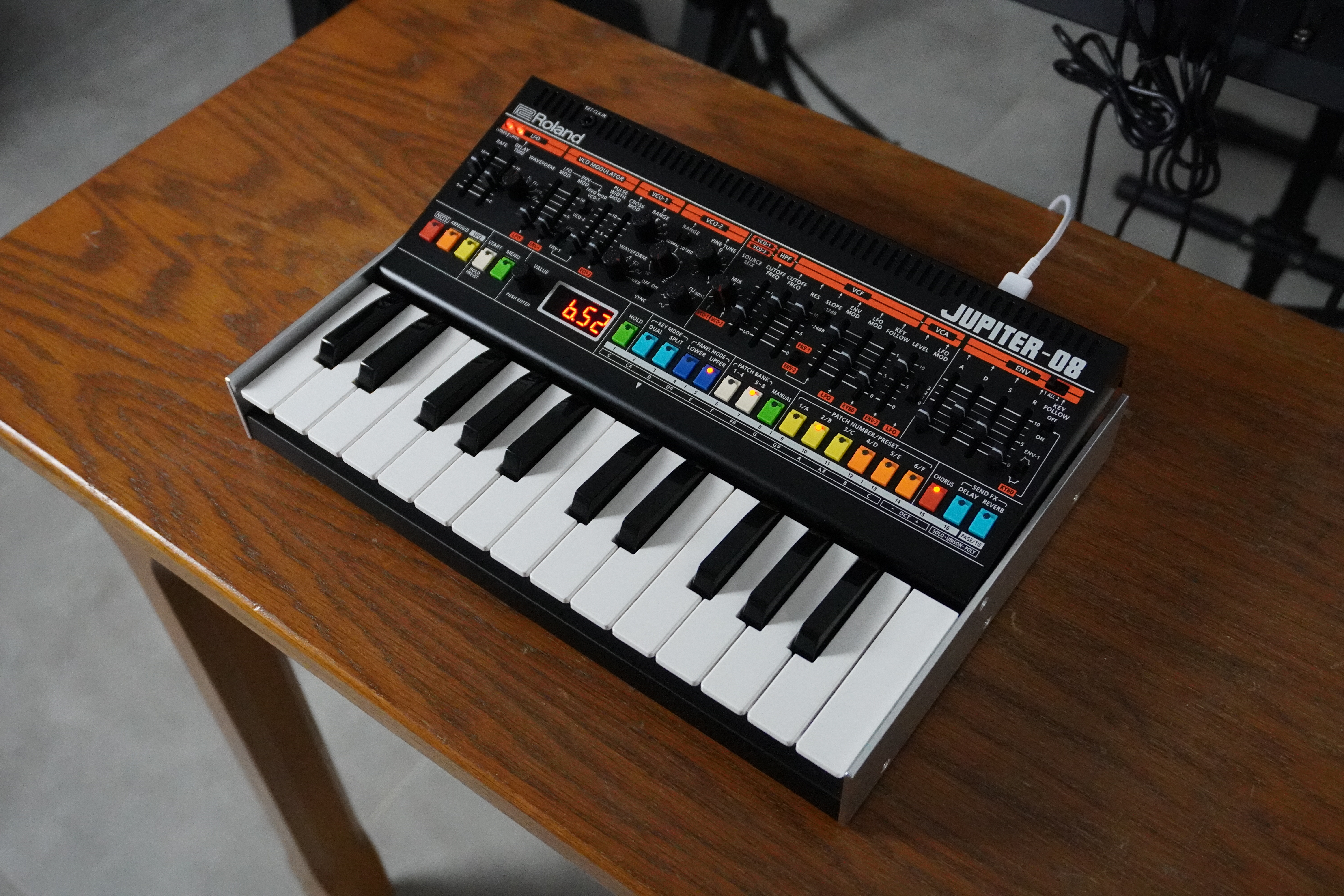 Roland Jupiter-08 - droite 2