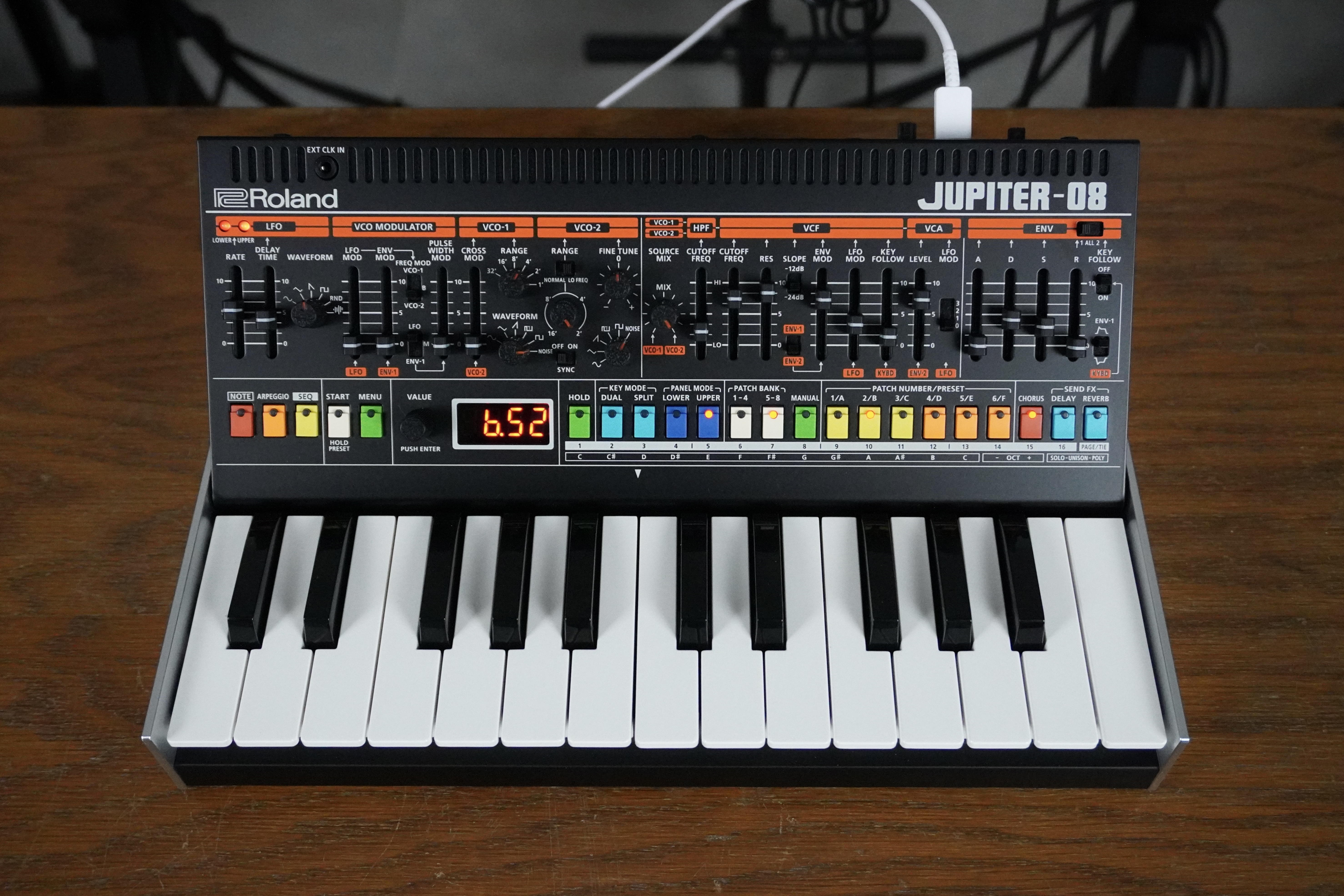 Roland Jupiter-08 - face 2