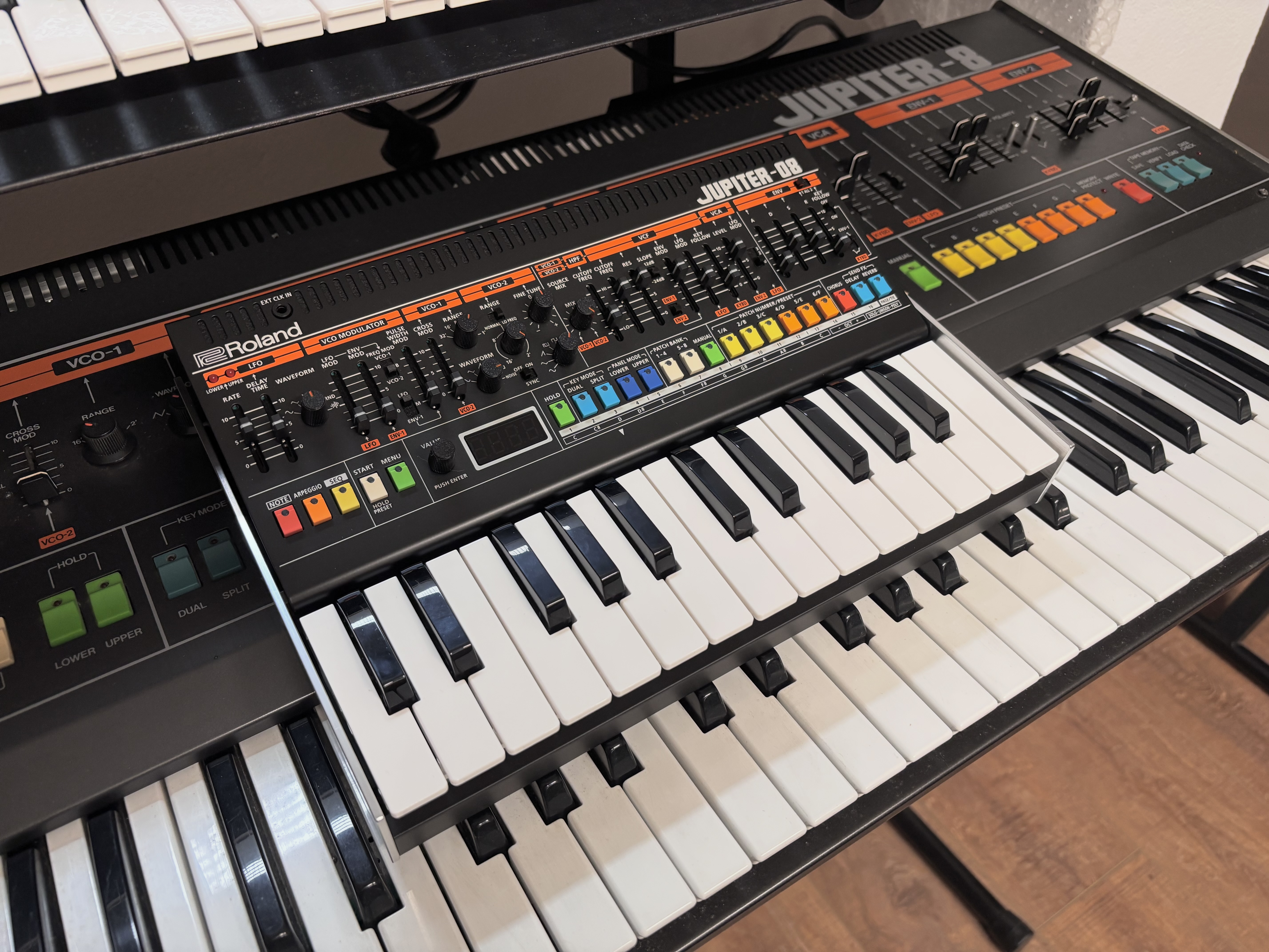 Roland Jupiter-08 - JP-8 gauche