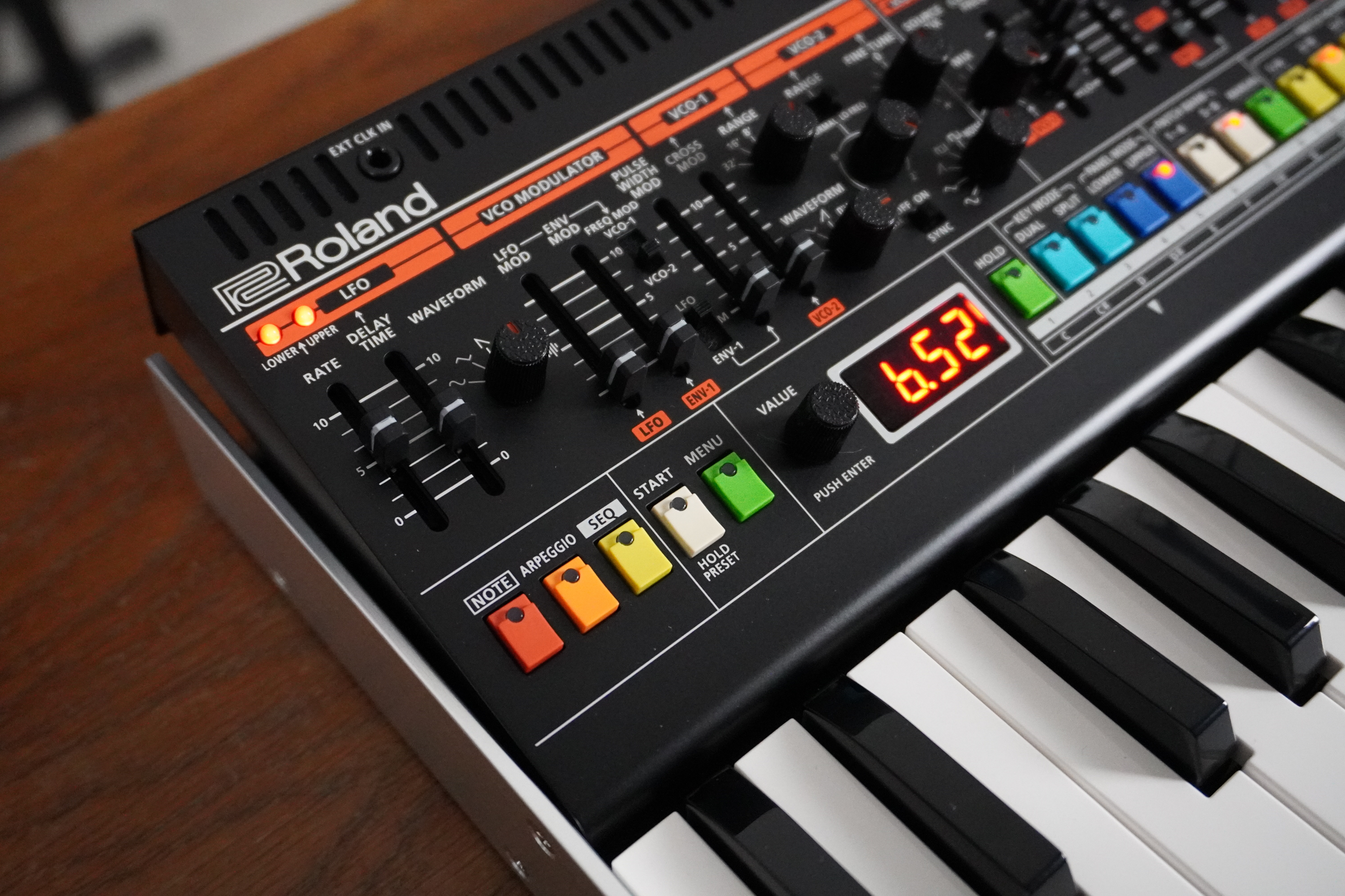 Roland Jupiter-08 - oblique 1