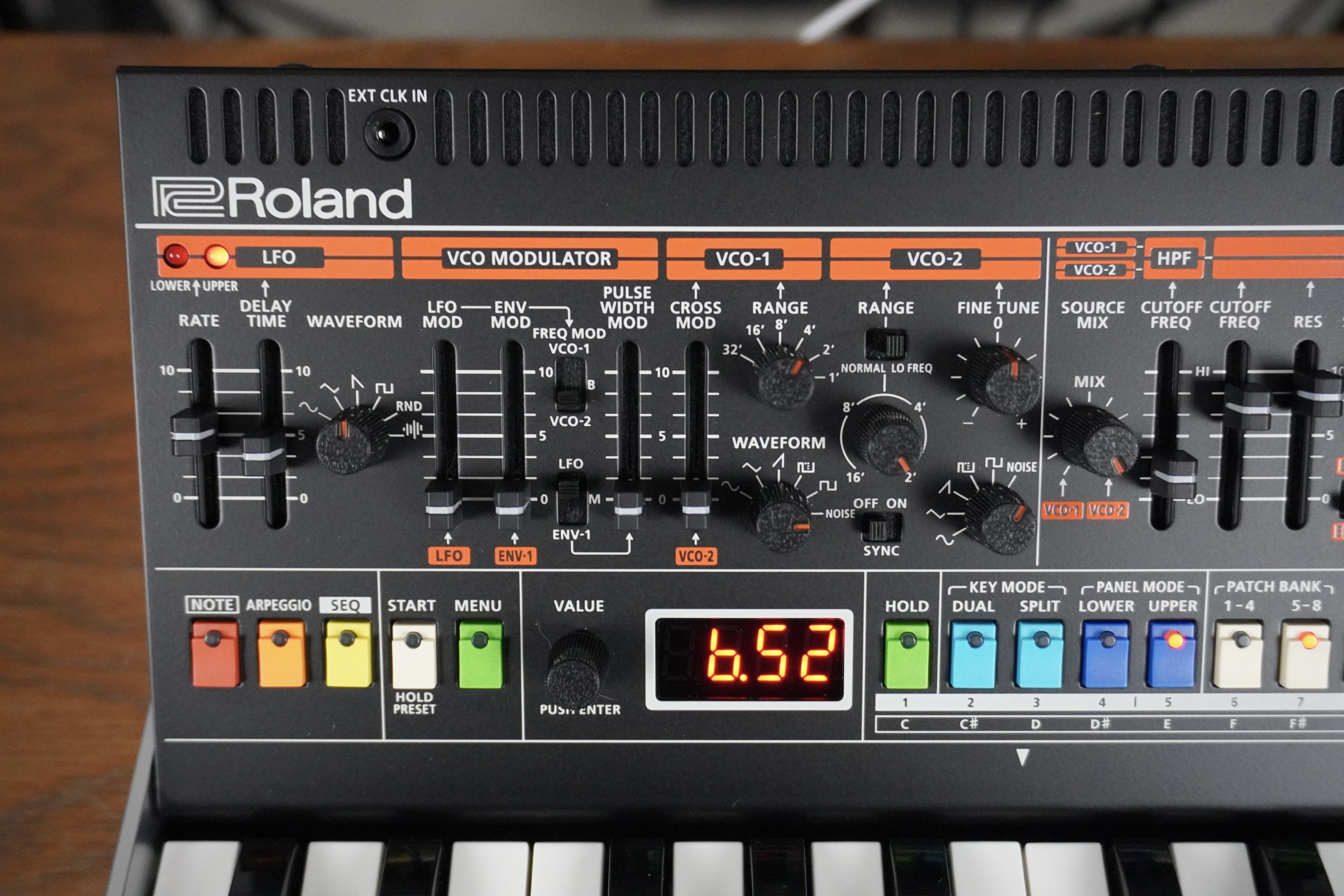 Roland Jupiter-08 - serr&eacute; 1