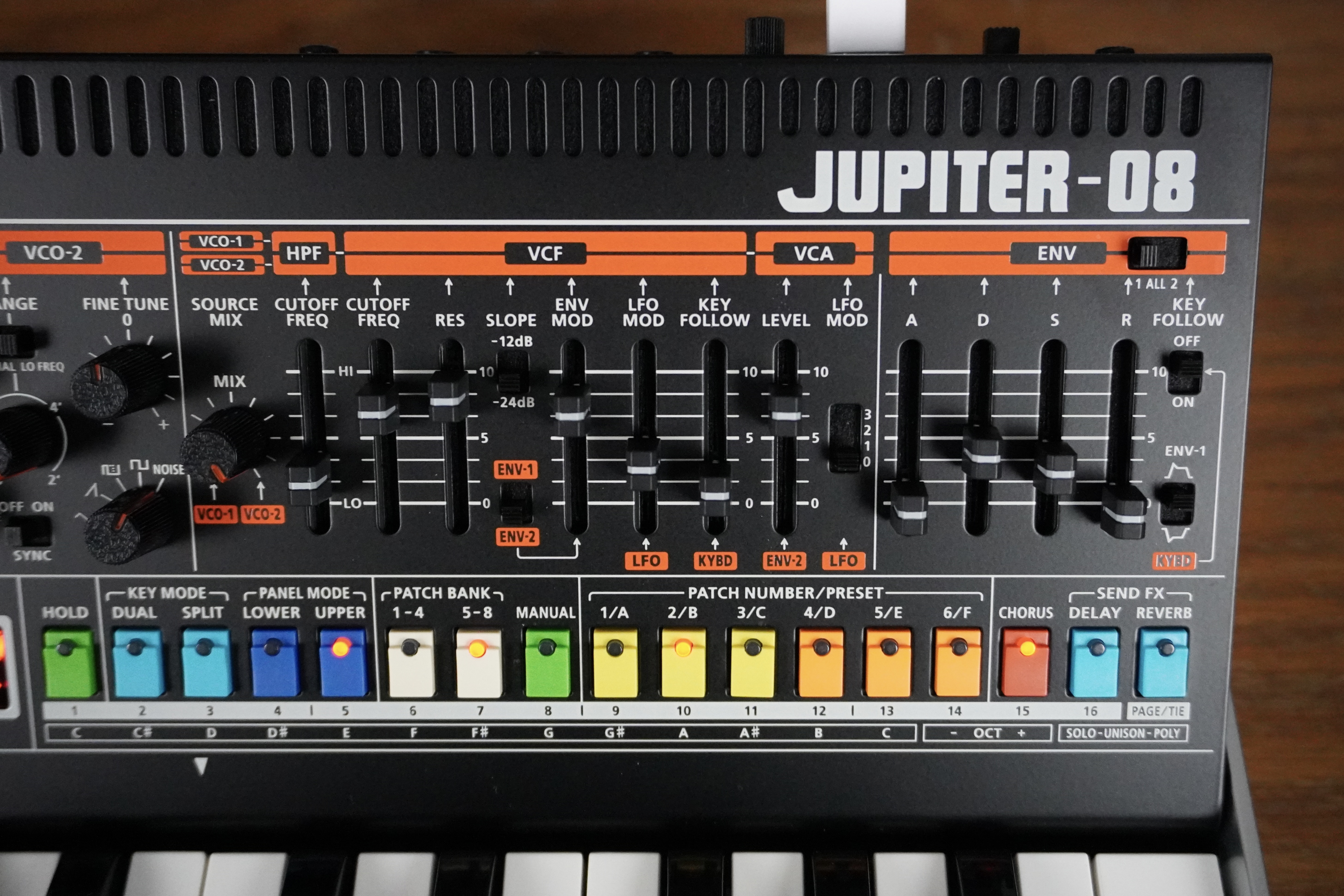 Roland Jupiter-08 - serr&eacute; 3