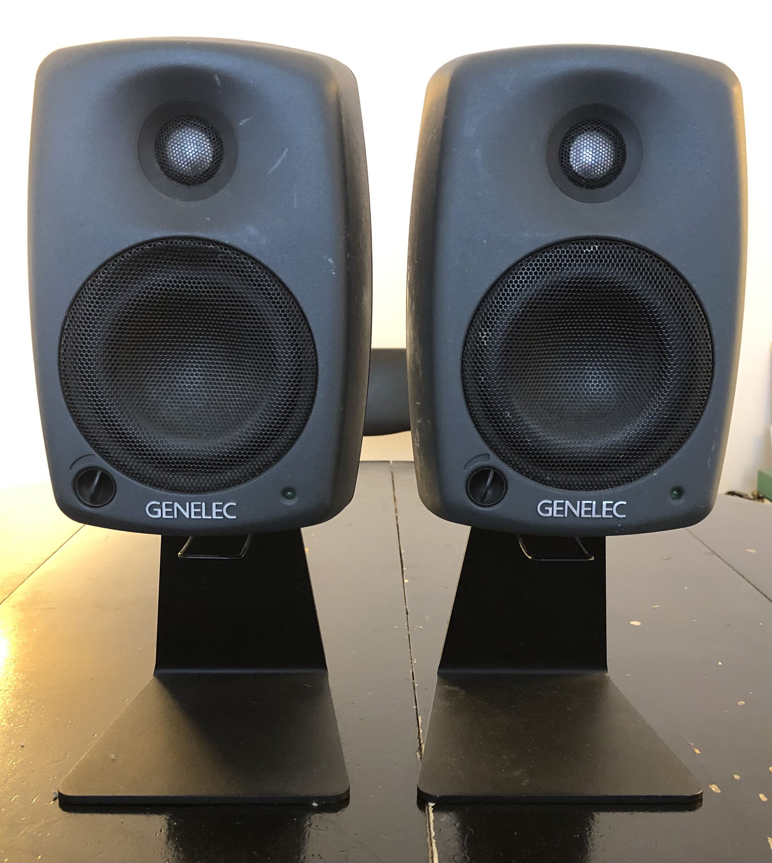 1 x Genelec 8020A et 1x Genelec 8020B 4" Powered Nearfield Studio Monitor - Gray