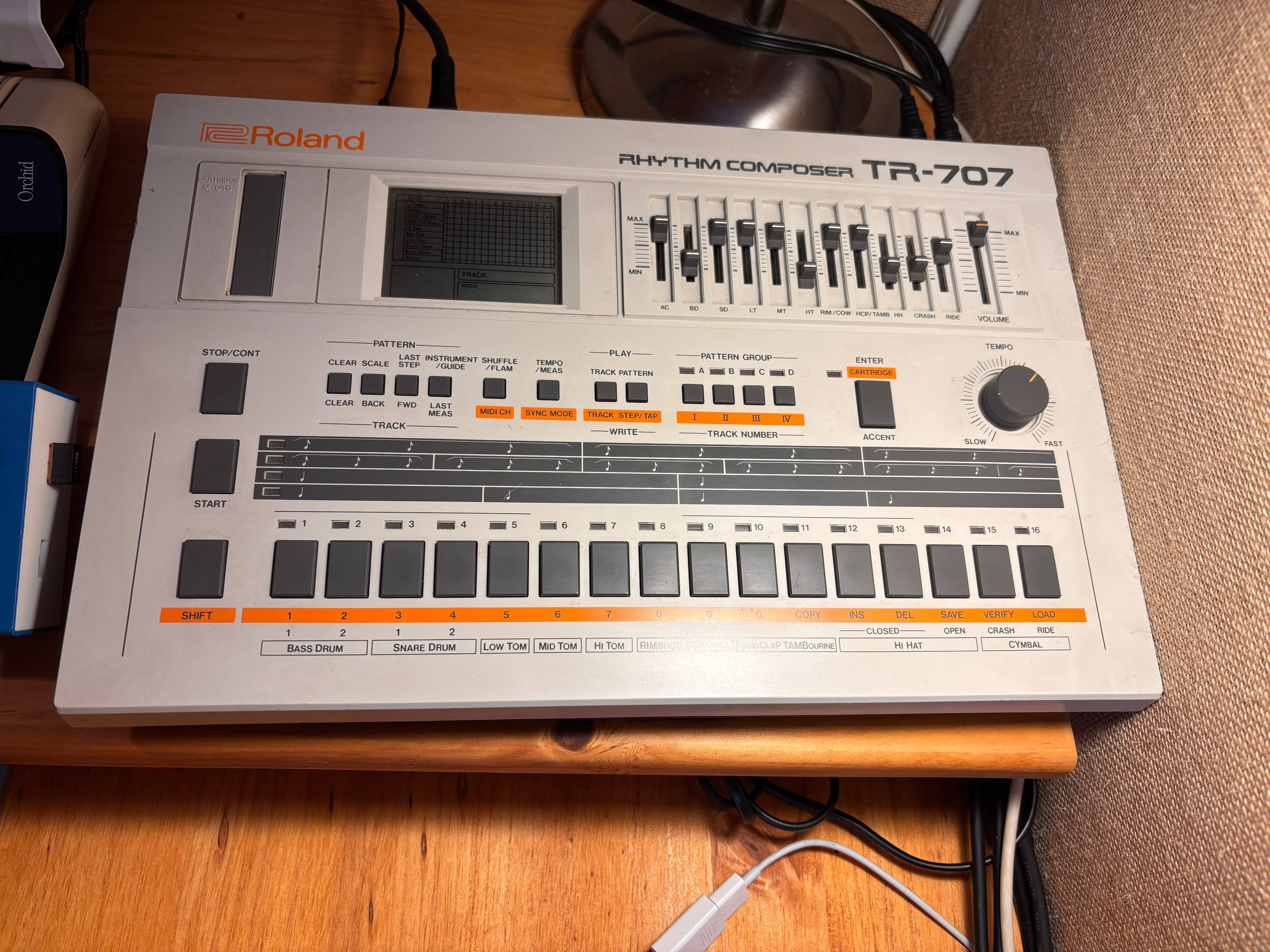 Roland TR707, fonctionne parfaitement, avec manuel et alim d'origine