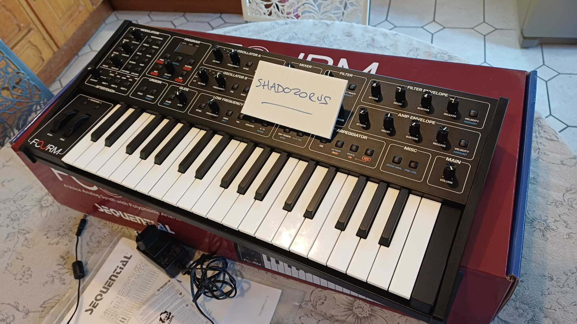 Synthétiseur analogique Sequential Circuits FOURM état comme neuf.