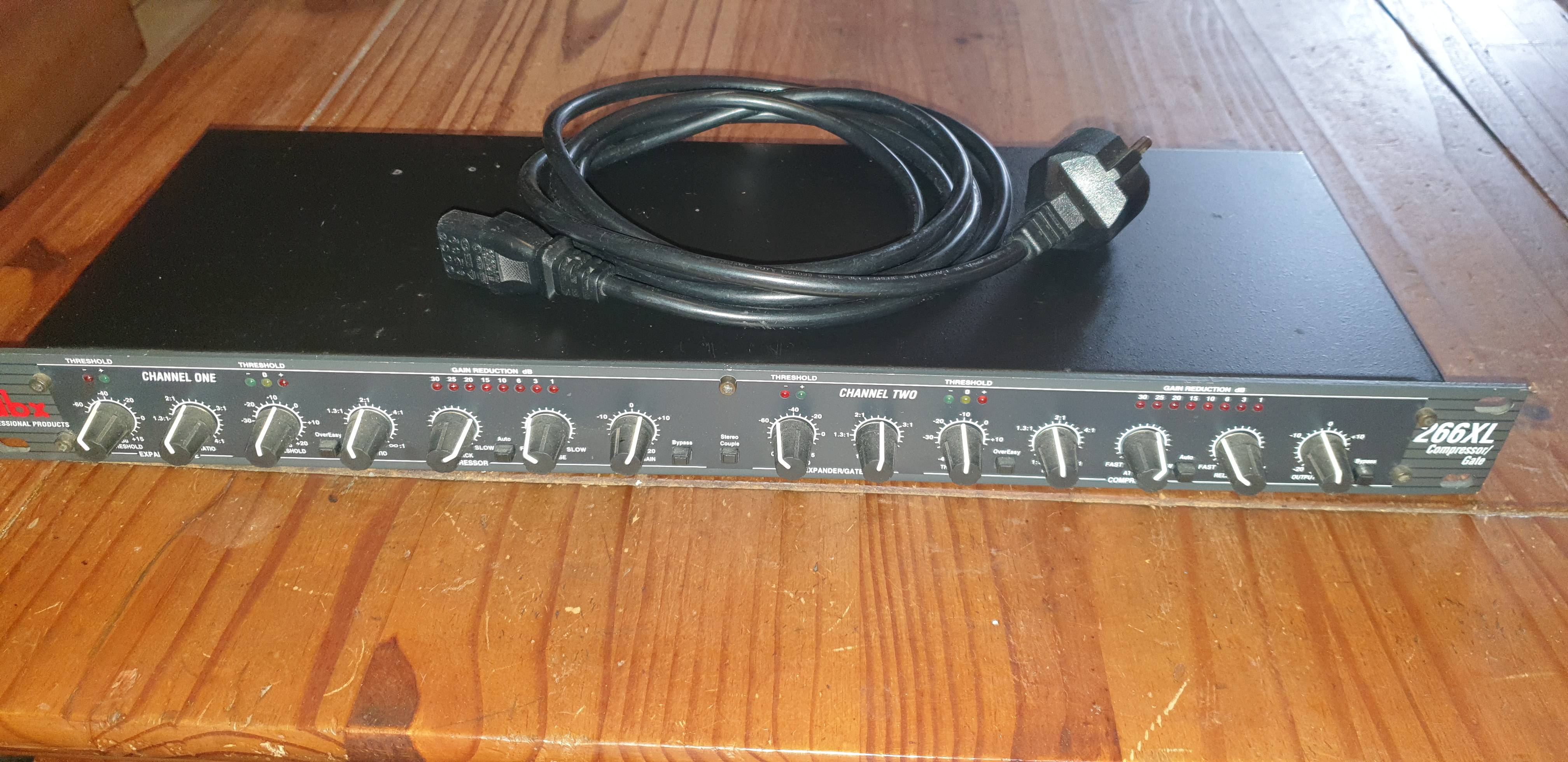 vende Compressor DBX 266XL en très bon état 