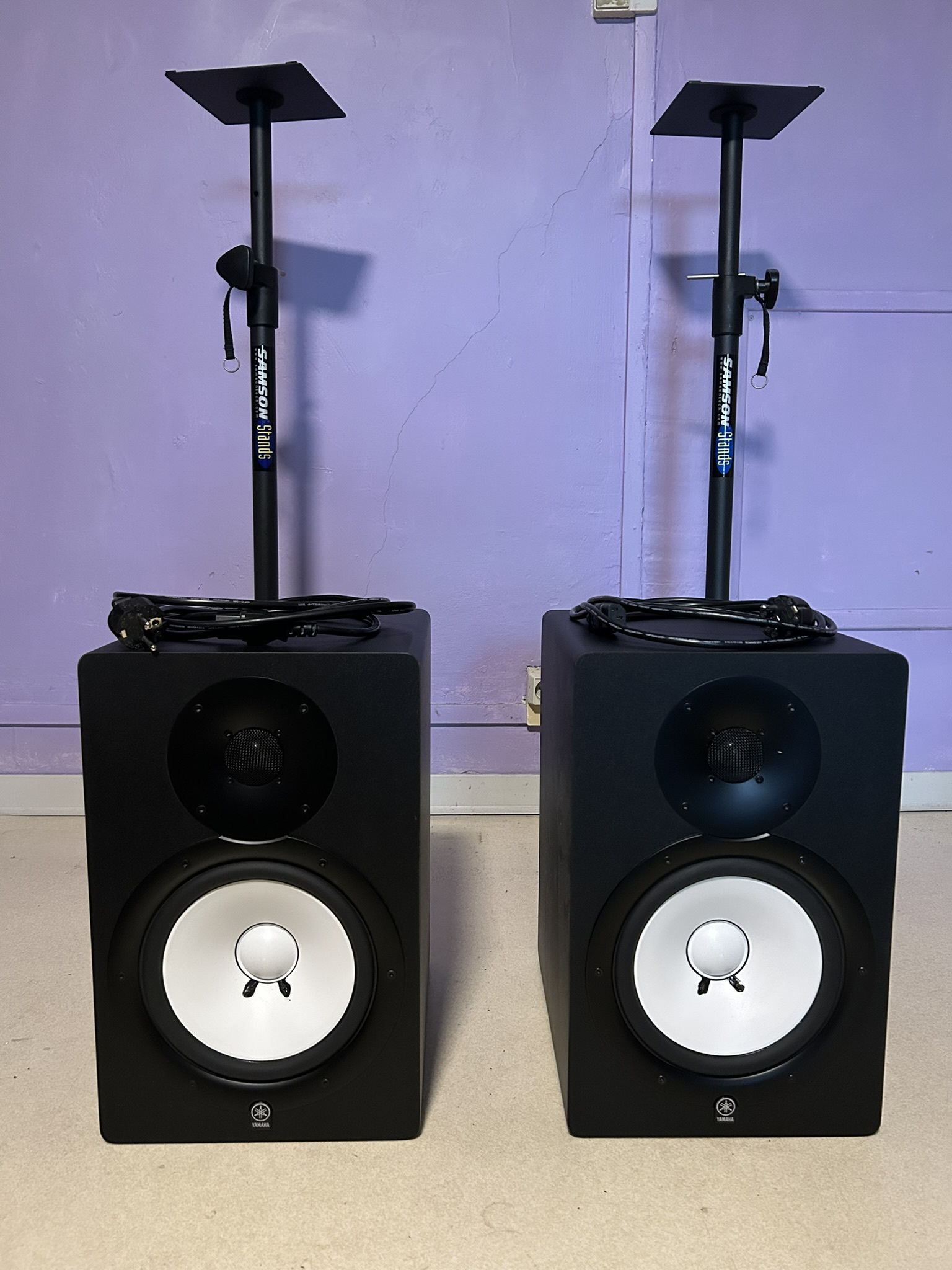 Paire d'enceintes amplifiées Yamaha HS80M avec pieds support