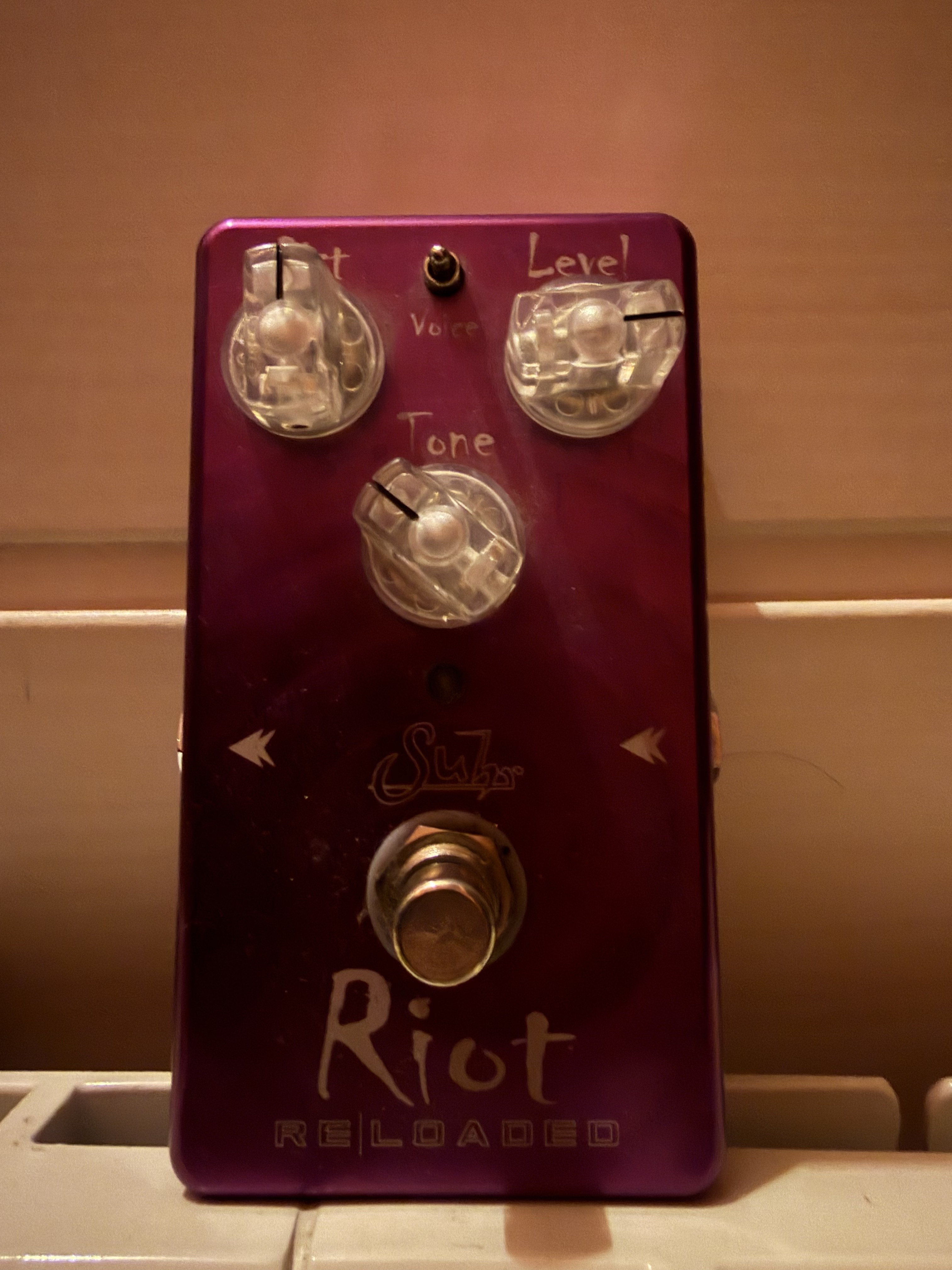 Vends pédale de distorsion Suhr Riot Reloaded