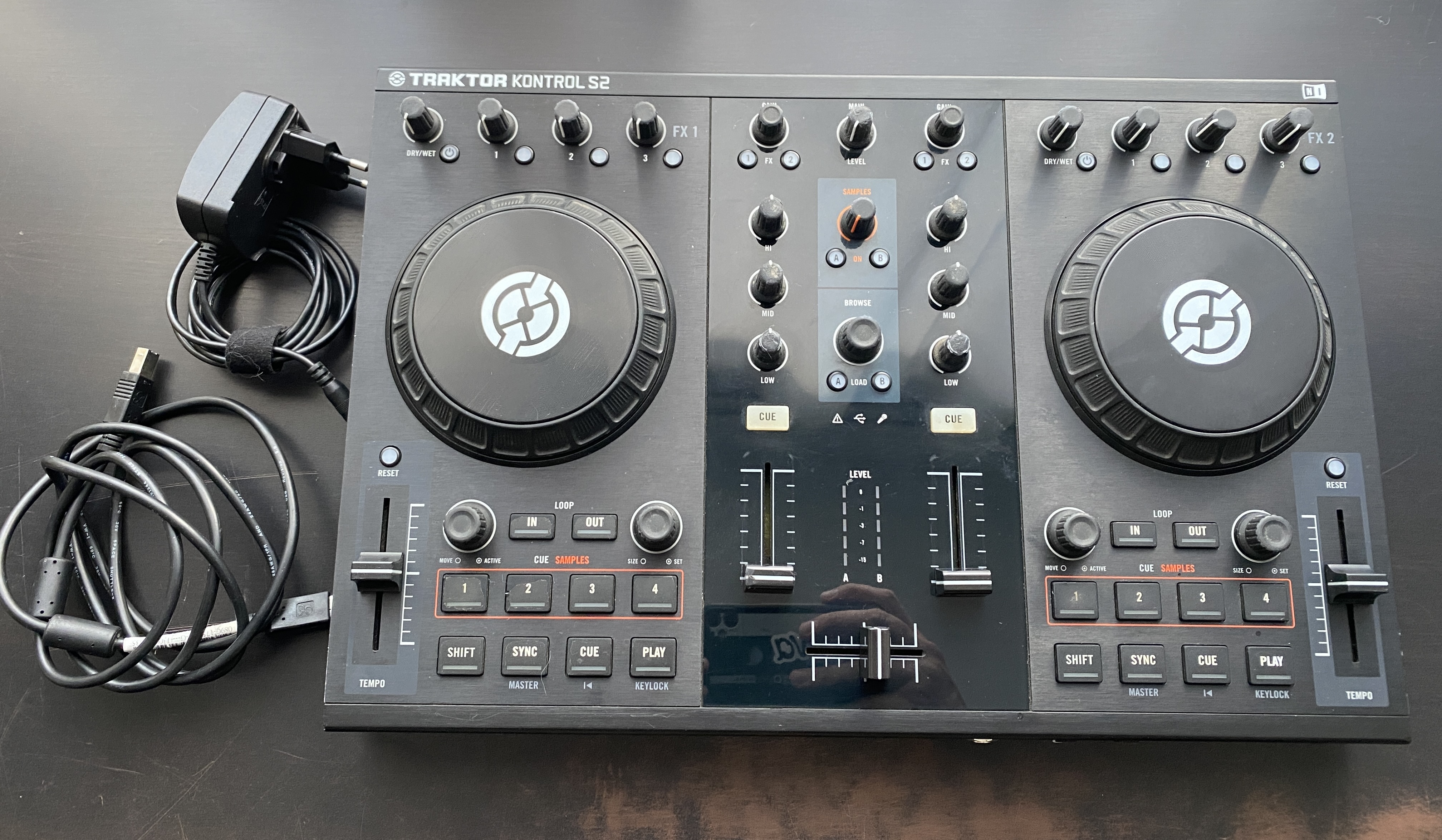 Contrôleur Native Instruments Traktor Kontrol S2 Mk1 Très bon état avec cables et logiciel 