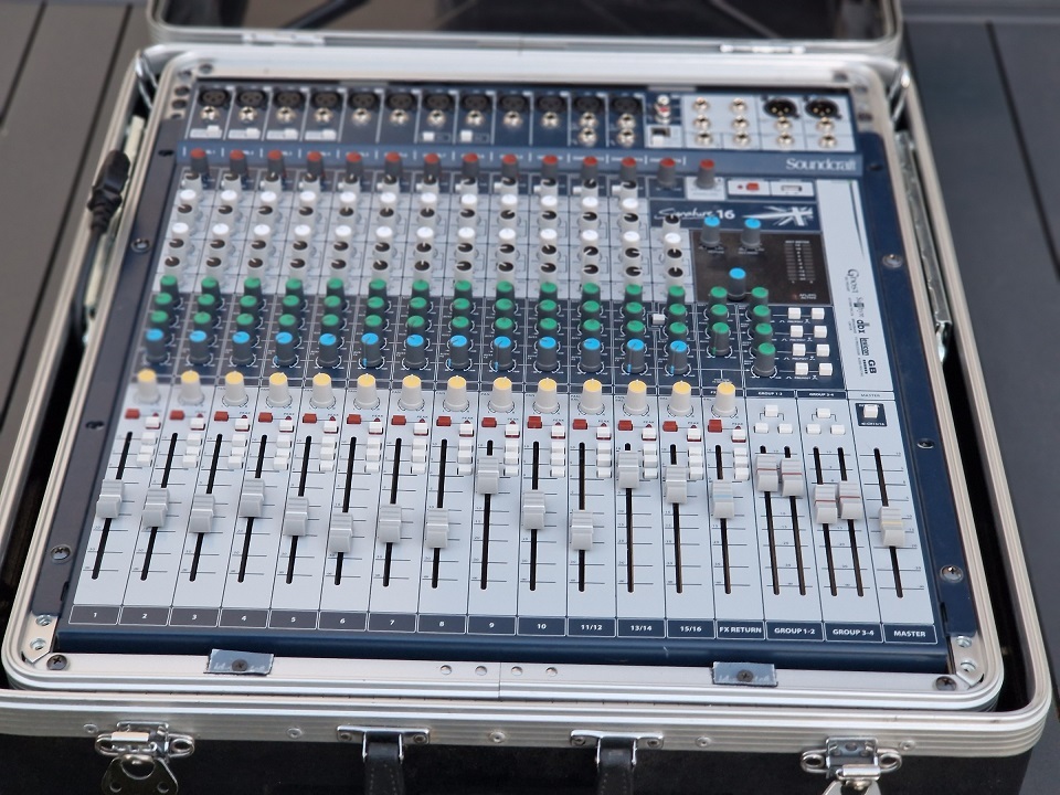 Table de mixage Soundcraft Signature 16 en rack dans caisse de transport
