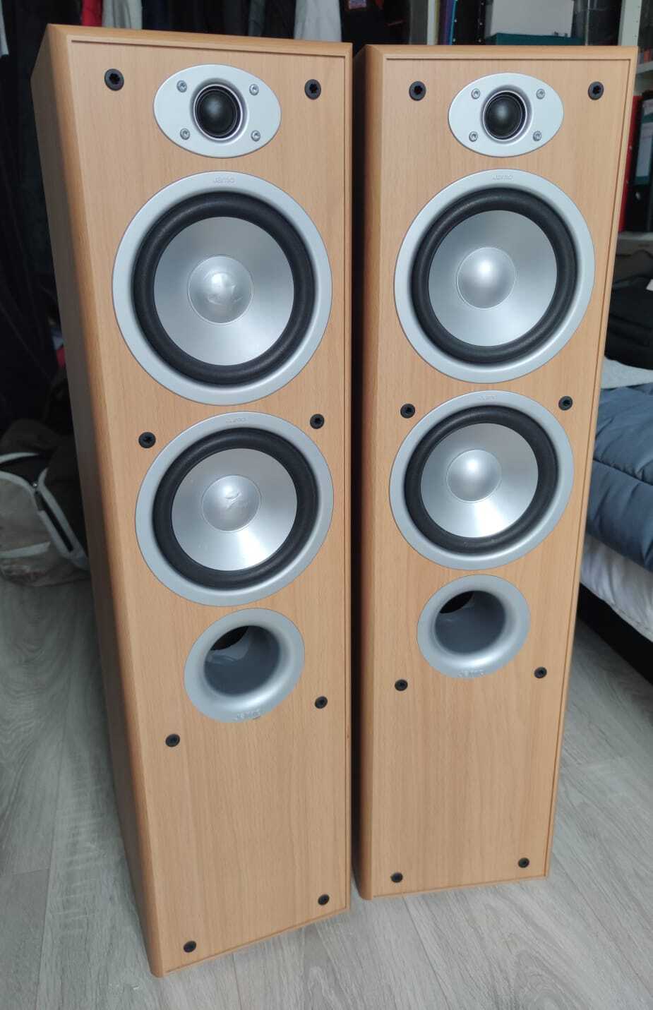 Vends 2 Paires d'enceinte JAMO E 350 Trés bon état.
