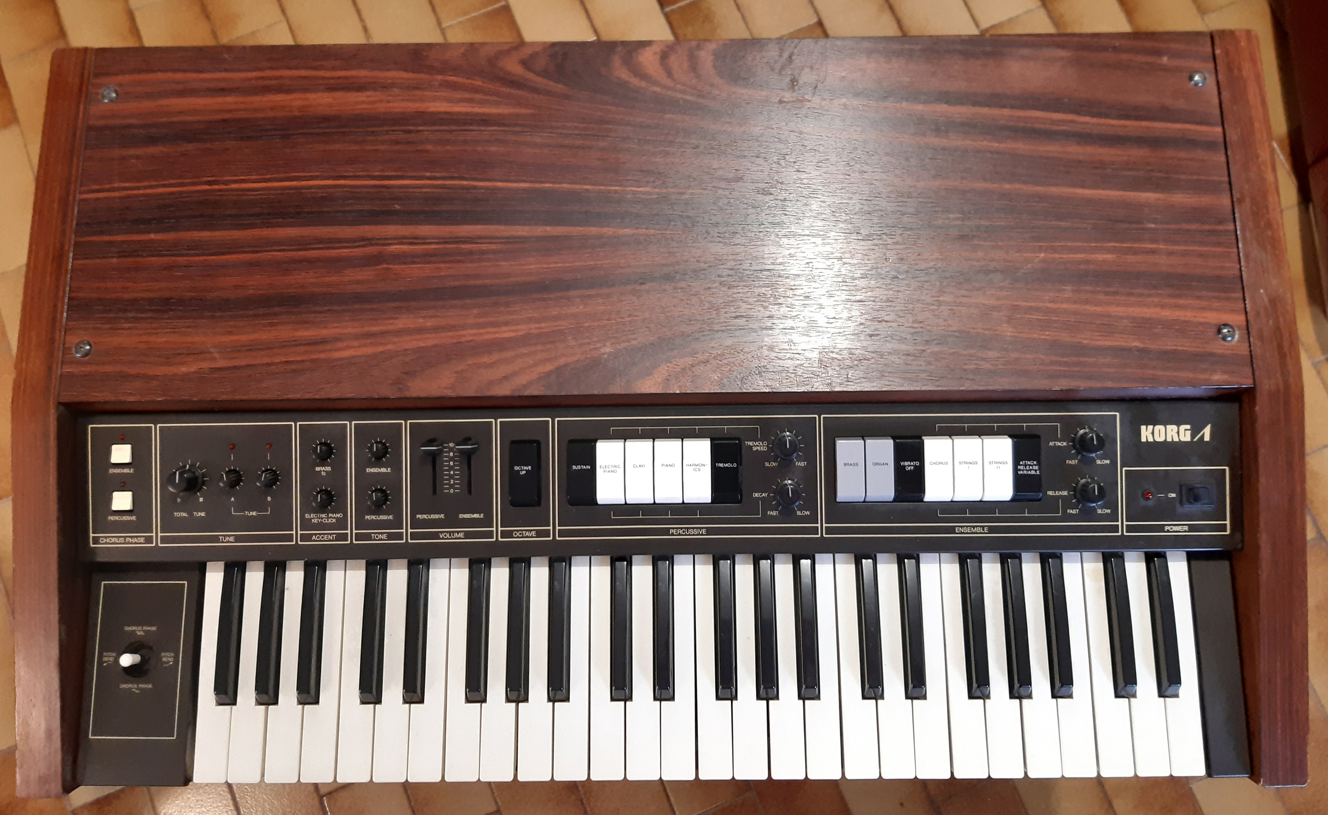 Vends synthétiseur analogique Korg Lambda ES-50