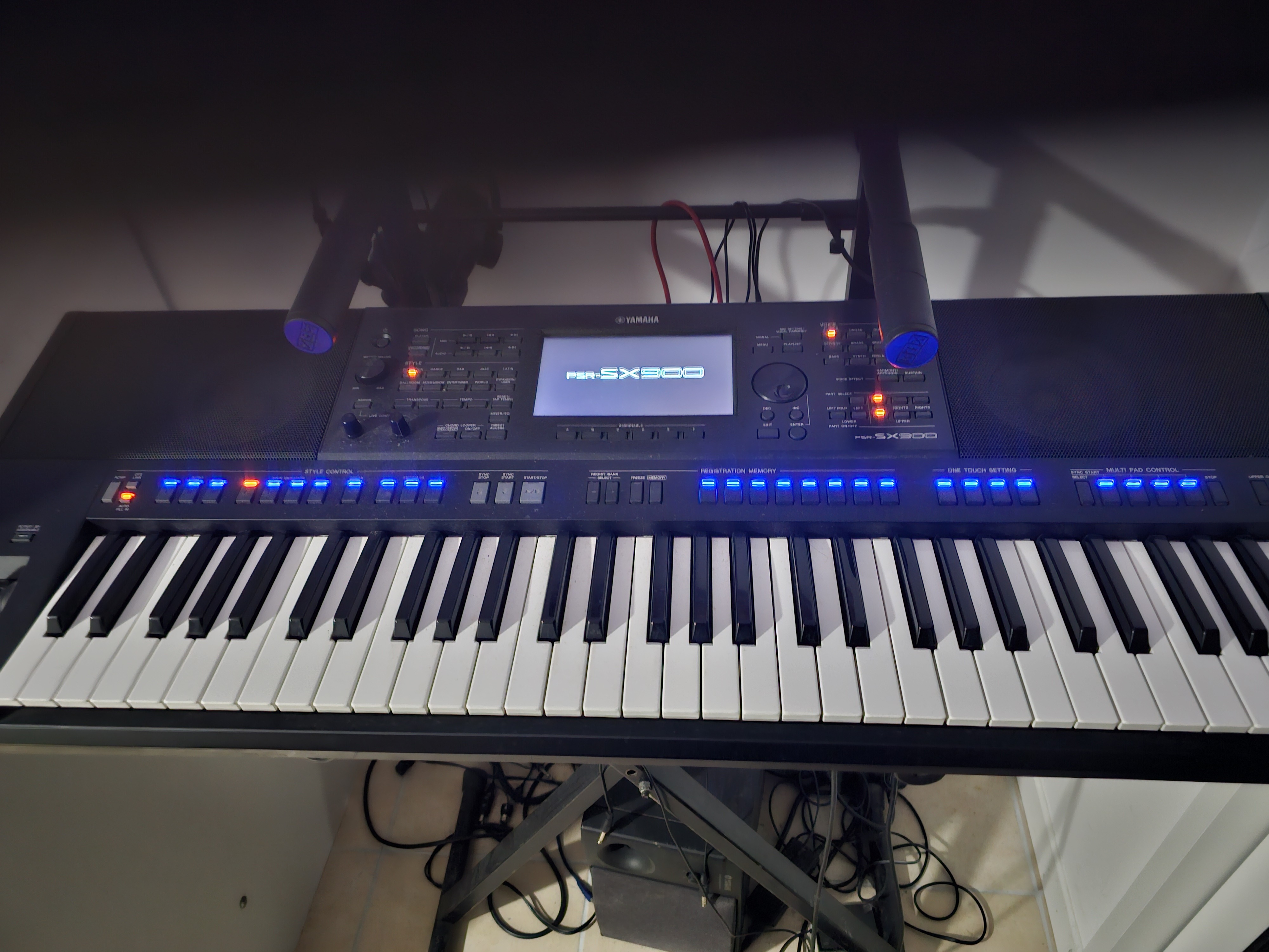 Je vends mon clavier Yamaha PSR-SX900 accompagné de ses accessoires.
