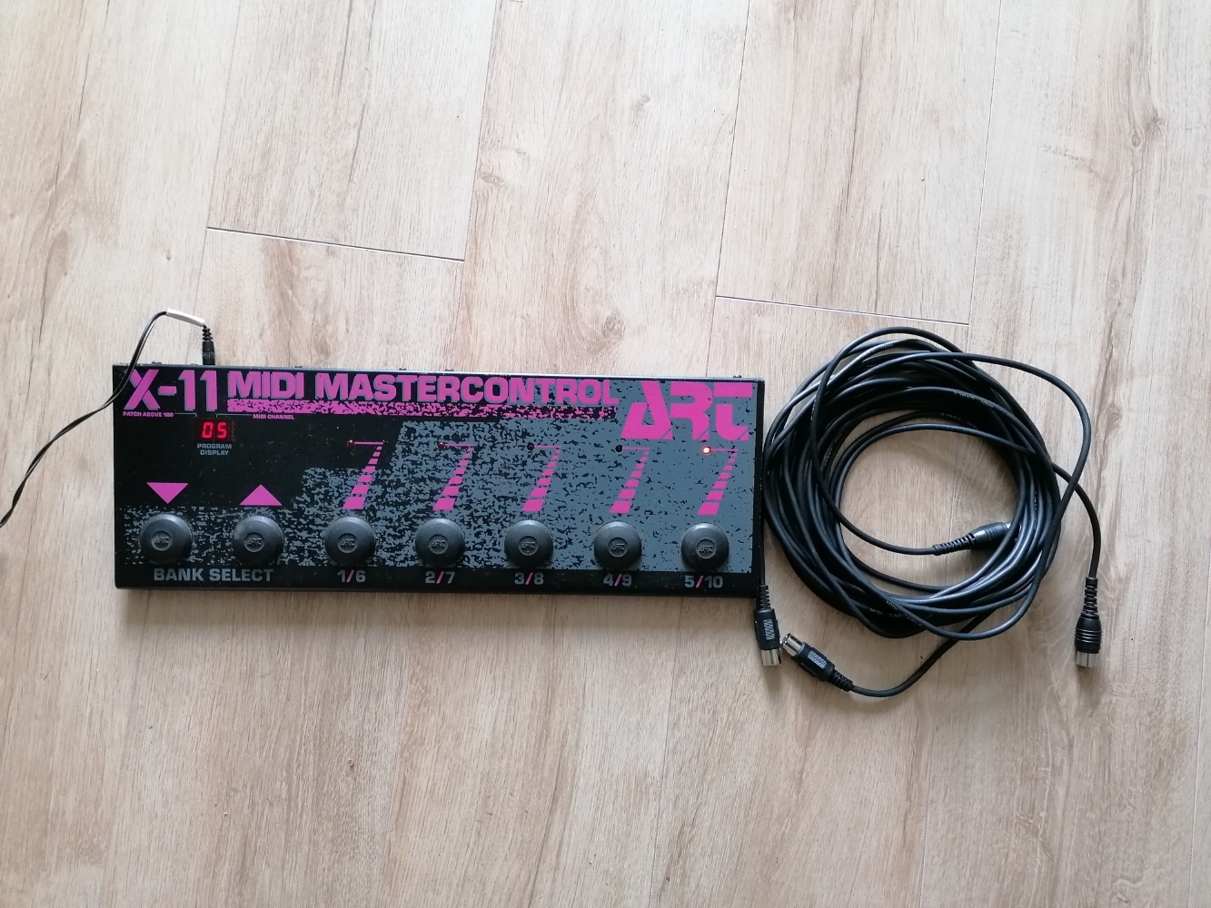  Pédale midi ART X11 midi master control + transfo + 2 cordons midi de 5,70 m  et  4,70 m + carton d'origine.