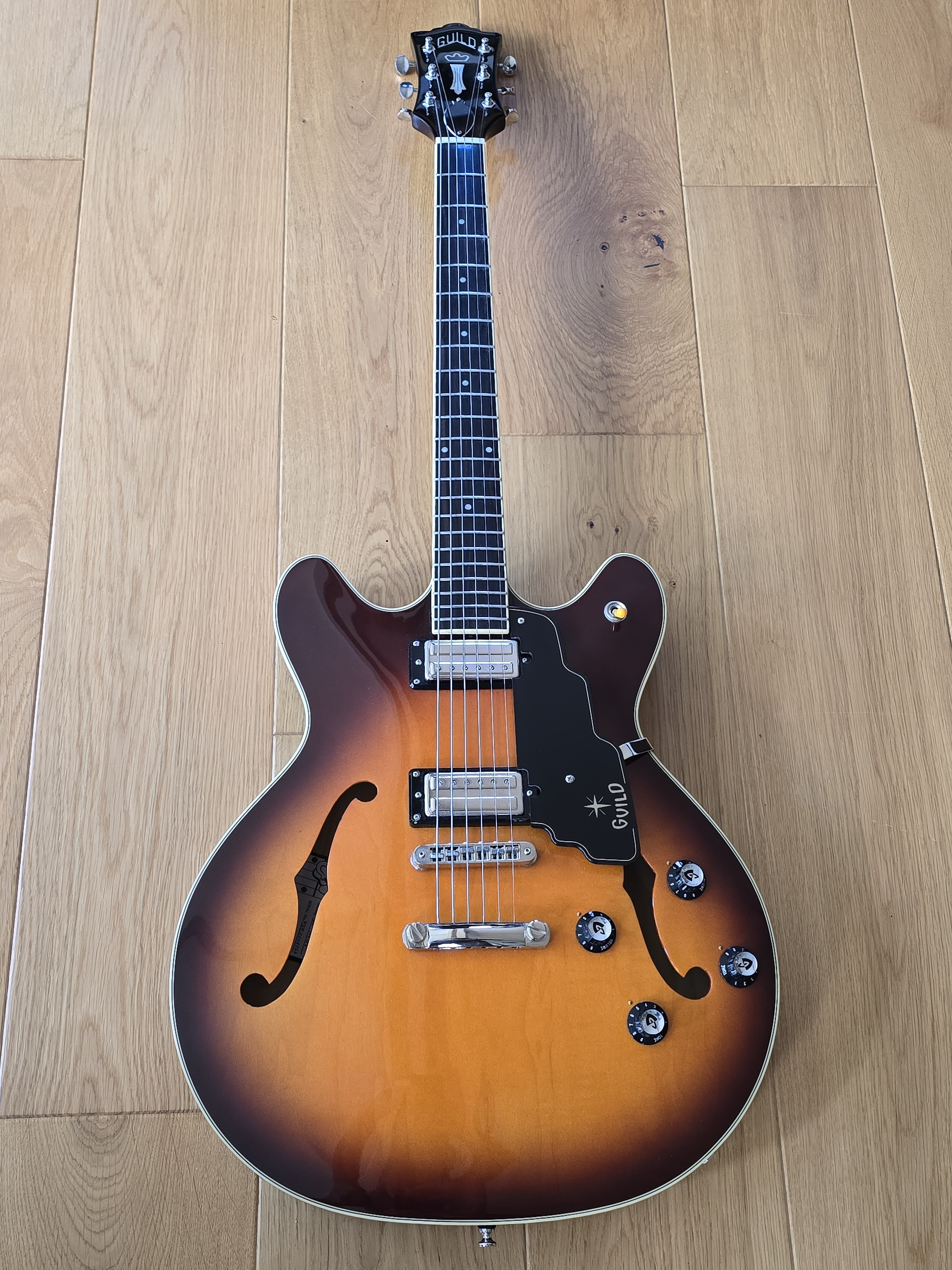 Vends Guild Starfire IV Standard, en état proche du neuf.