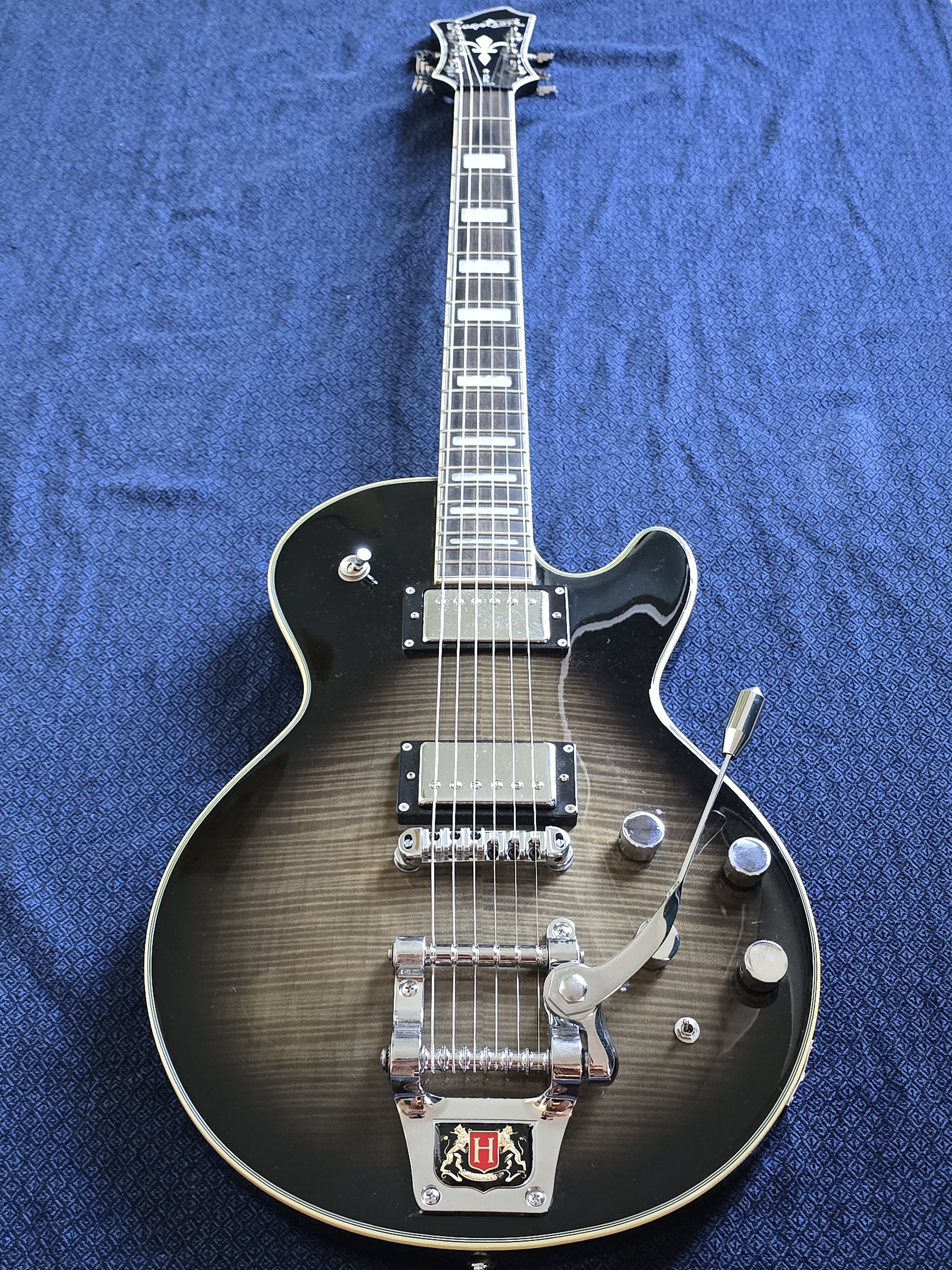 Vends ma Hagstrom Super Swede Tremar, finition Cosmic Black Burst, dans un état exceptionnel, proche du neuf.