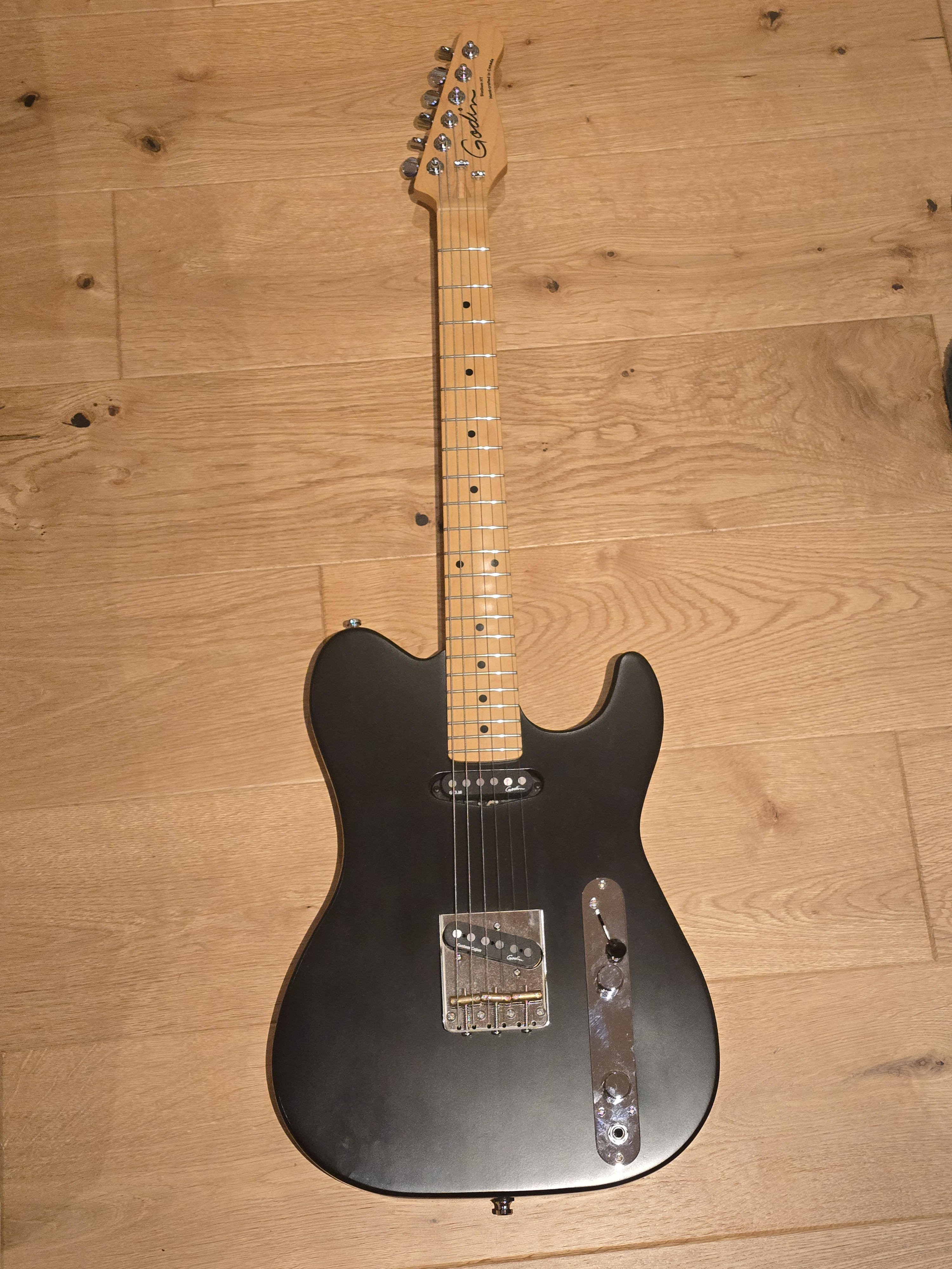 Vends ma Godin Stadium HT finition noir mat, guitare fabriquée au Canada, en état neuf (très peu utilisée) achetée en novembre 