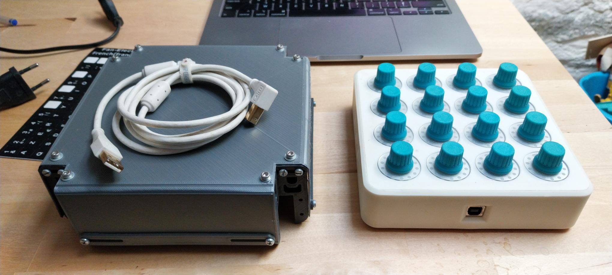Vend Midi Fighter Twister Blanc avec un capot fait sur mesure