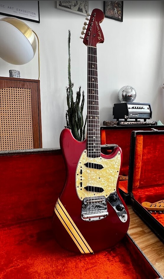 Fender Mustang 1969 - Competition Red - matching headstock - vintage