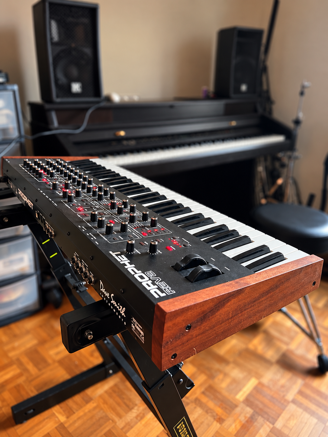 Prophet REV2 – 16 voix – État exceptionnel + Flight-case