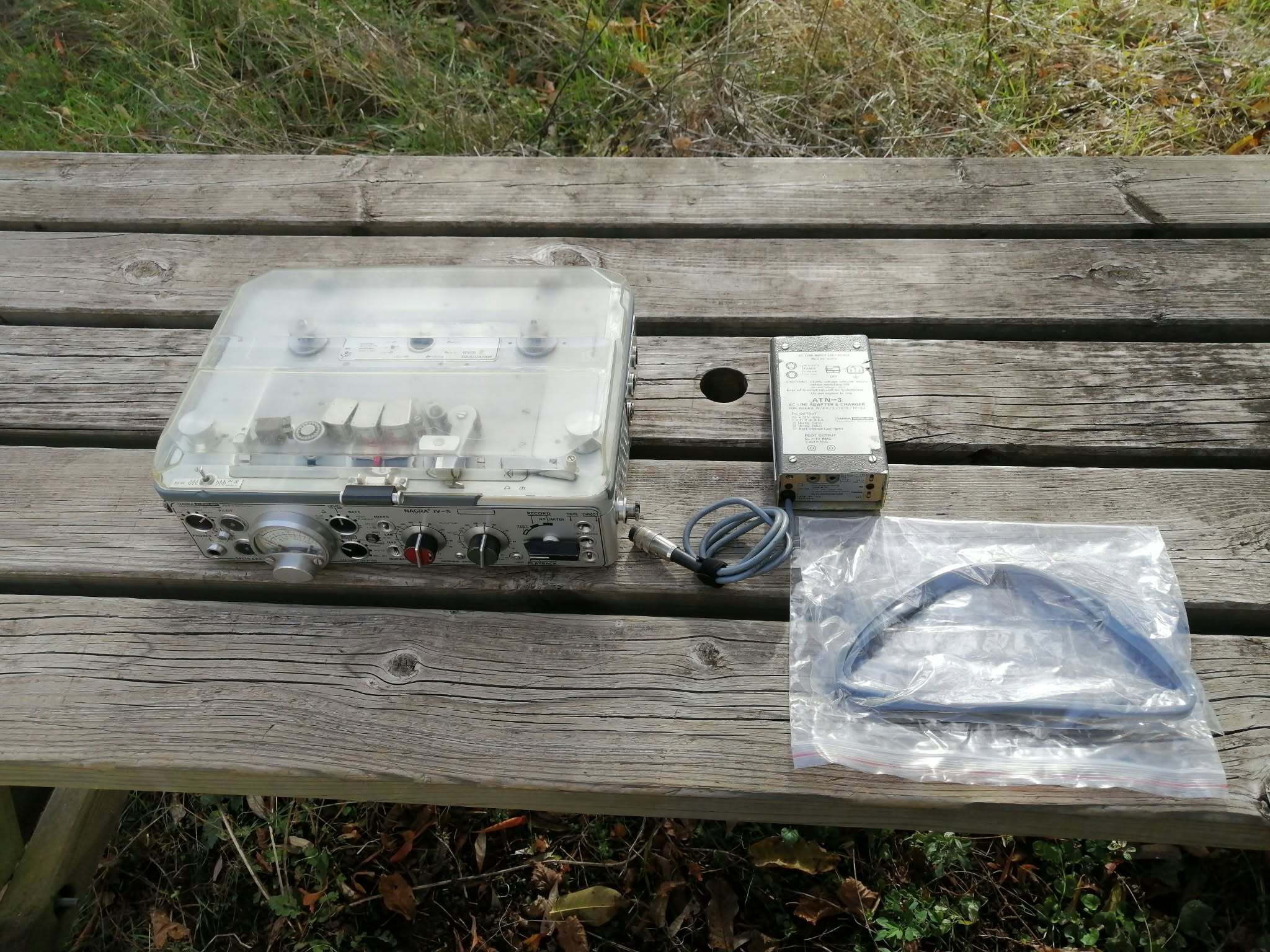 Nagra IV-S avec son alimentation d'origine Nagra ATN-3