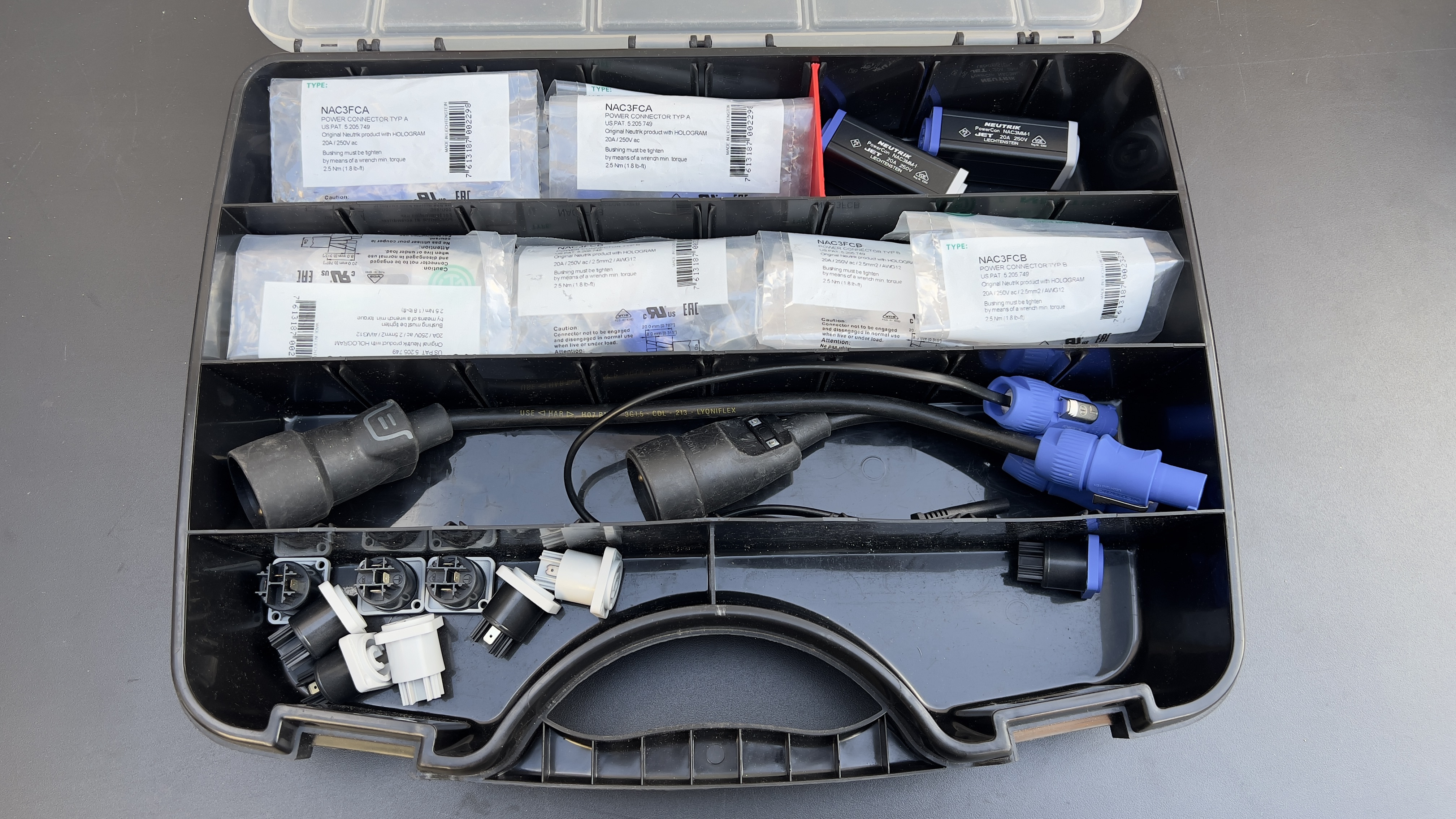MALLETTE_13_NEUTRIK_POWERCON_Energie_Fiches & Embases