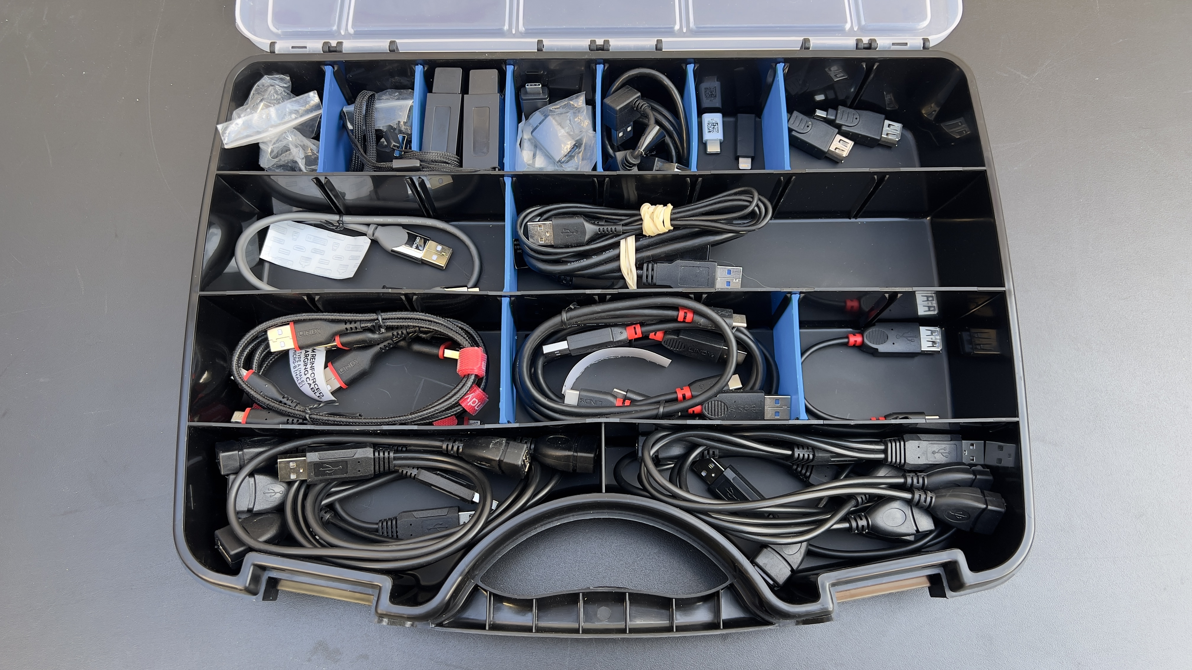 MALLETTE_20_VGA-DVI-HDMI-DP_Câbles & adaptateurs